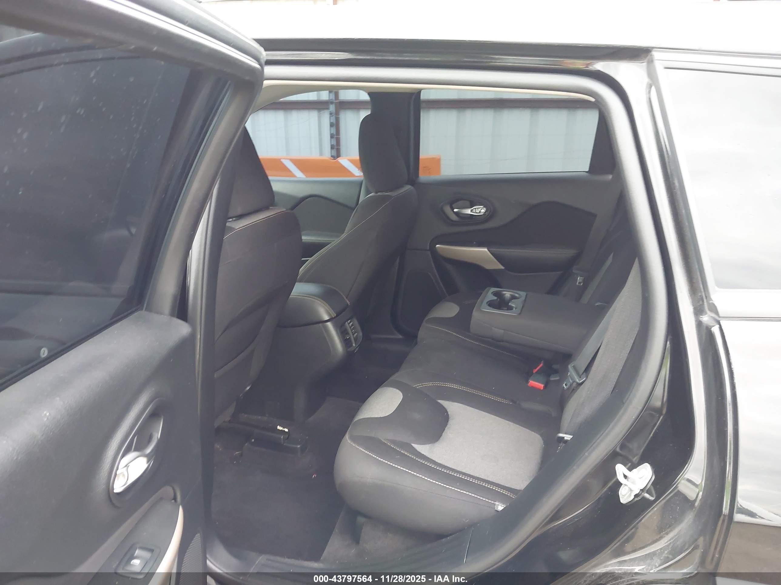 JEEP CHEROKEE image 8