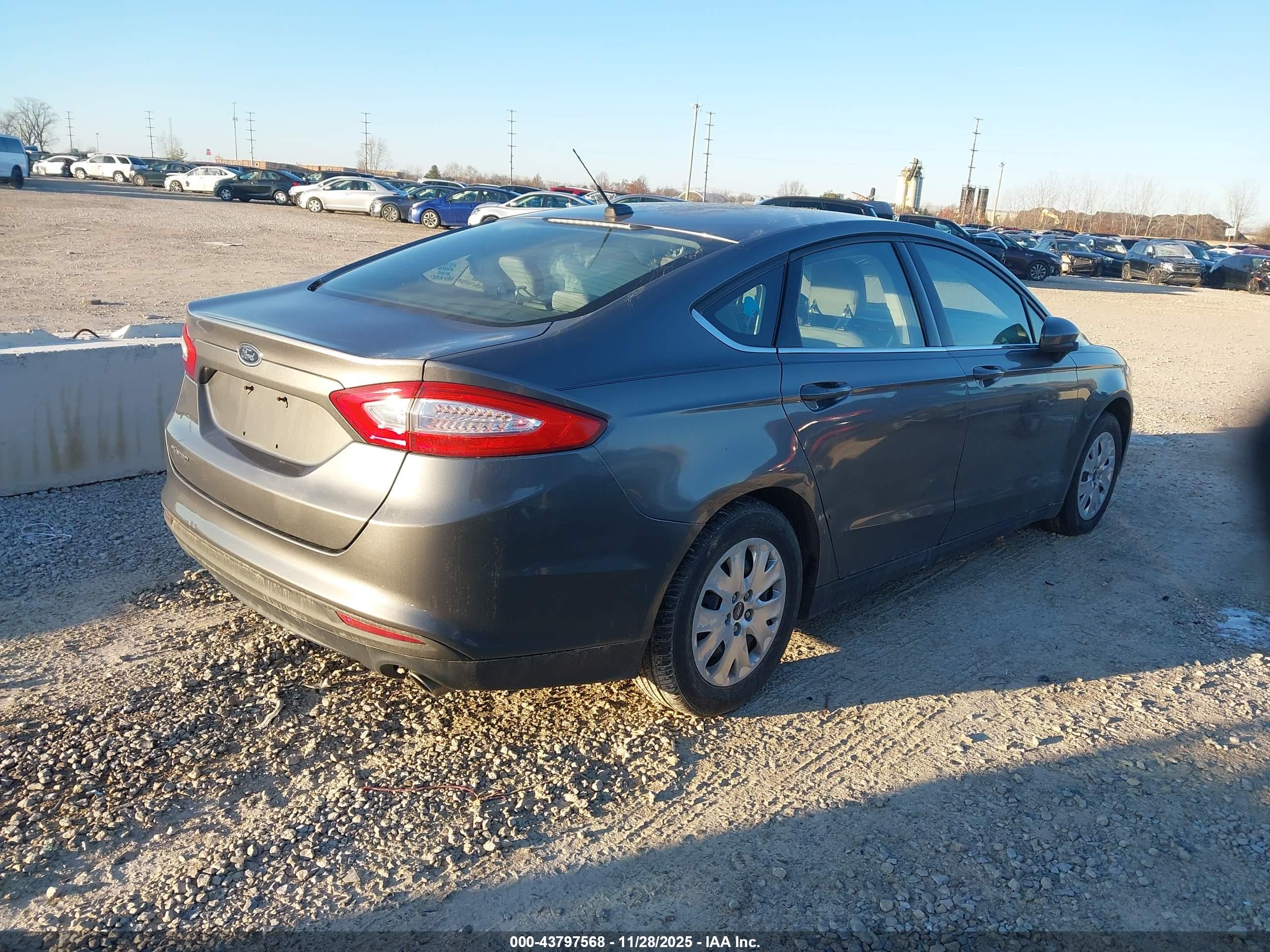 FORD FUSION image 4