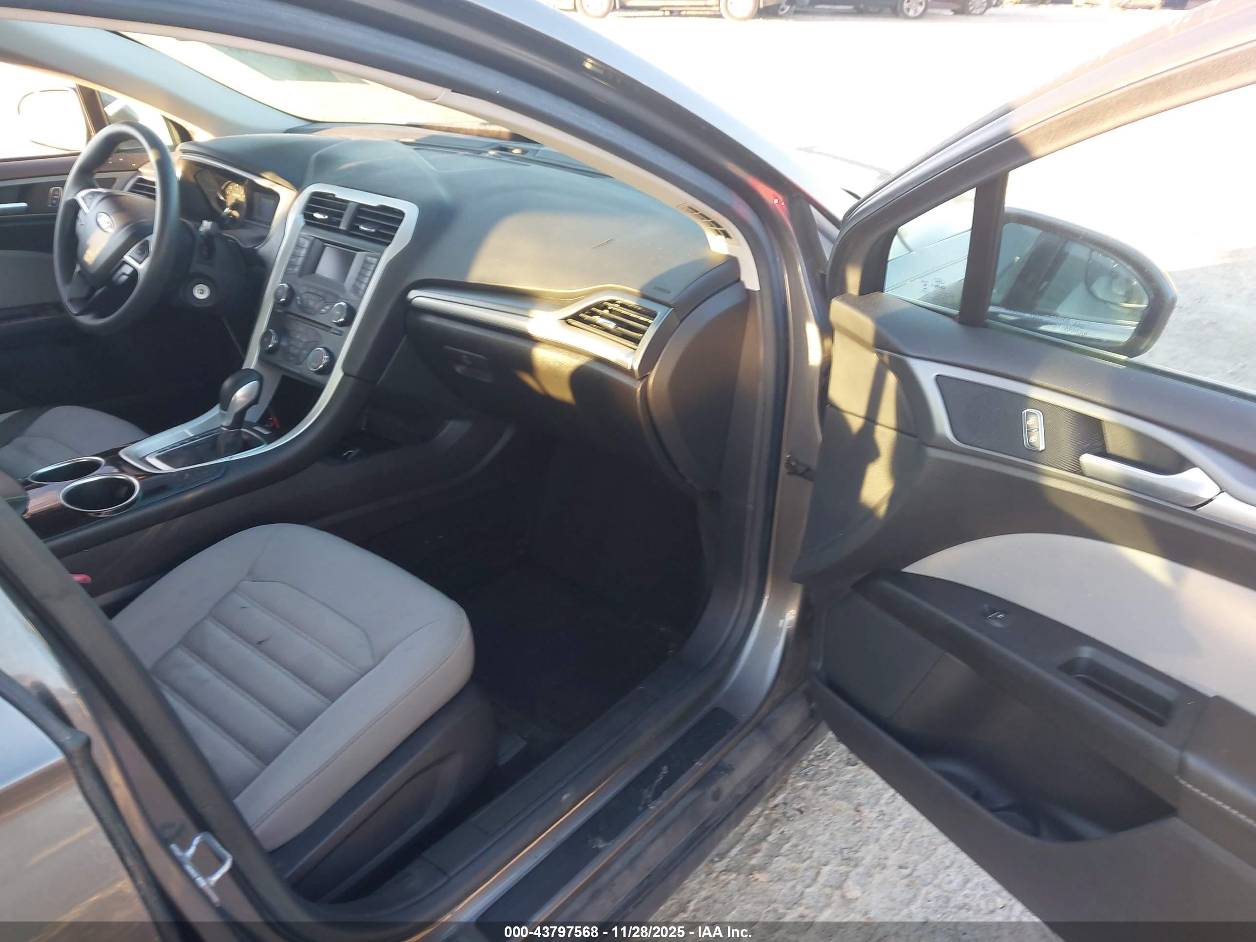 FORD FUSION image 5