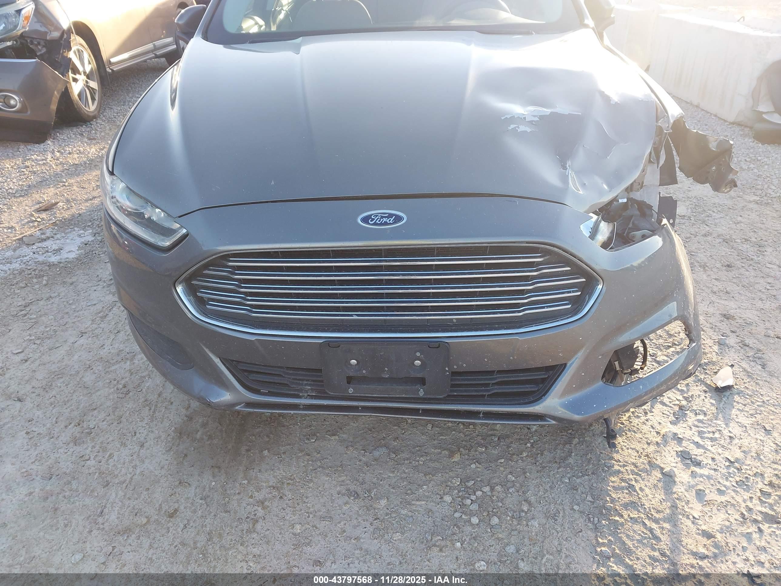 FORD FUSION image 6