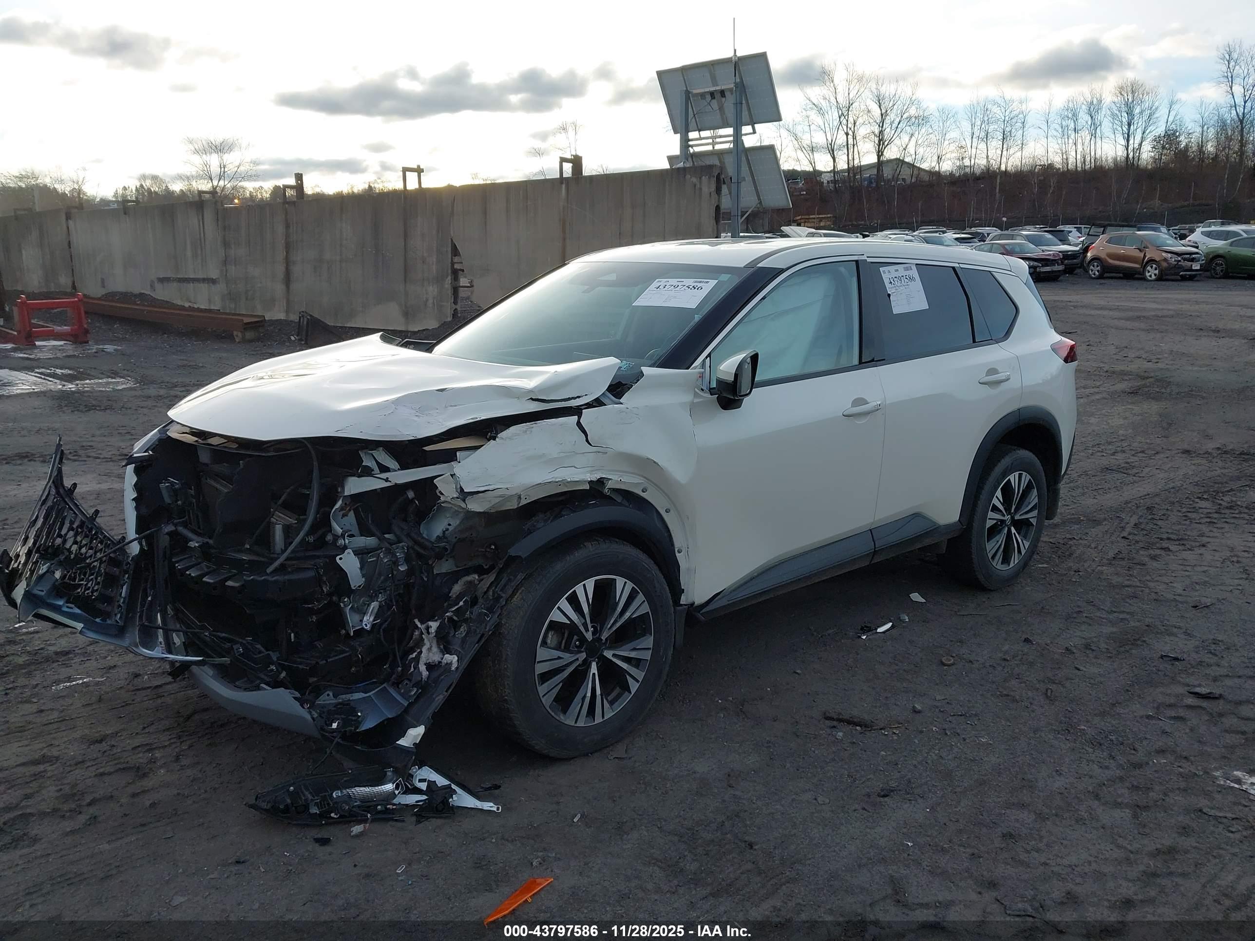 NISSAN ROGUE image 2