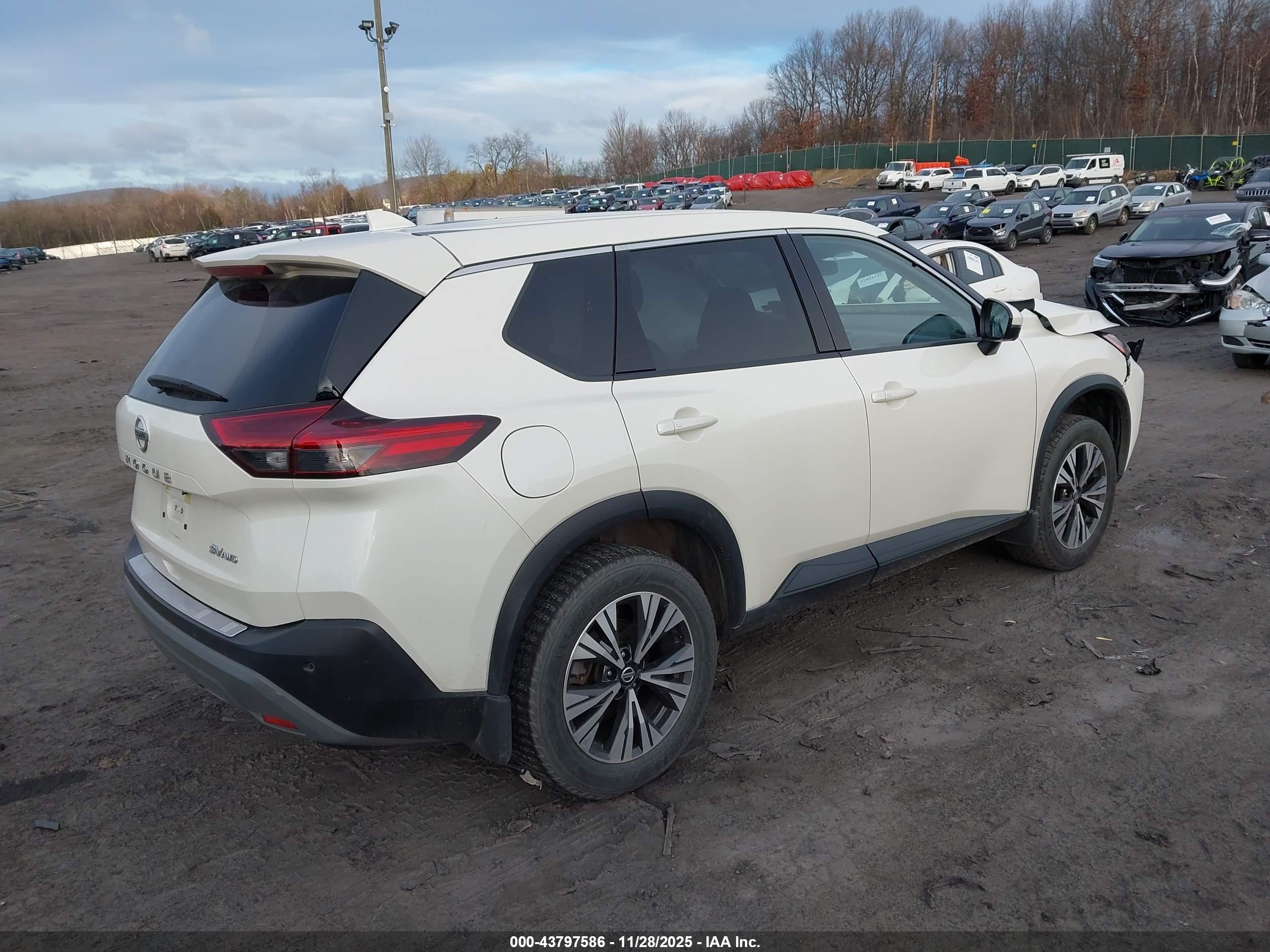 NISSAN ROGUE image 4