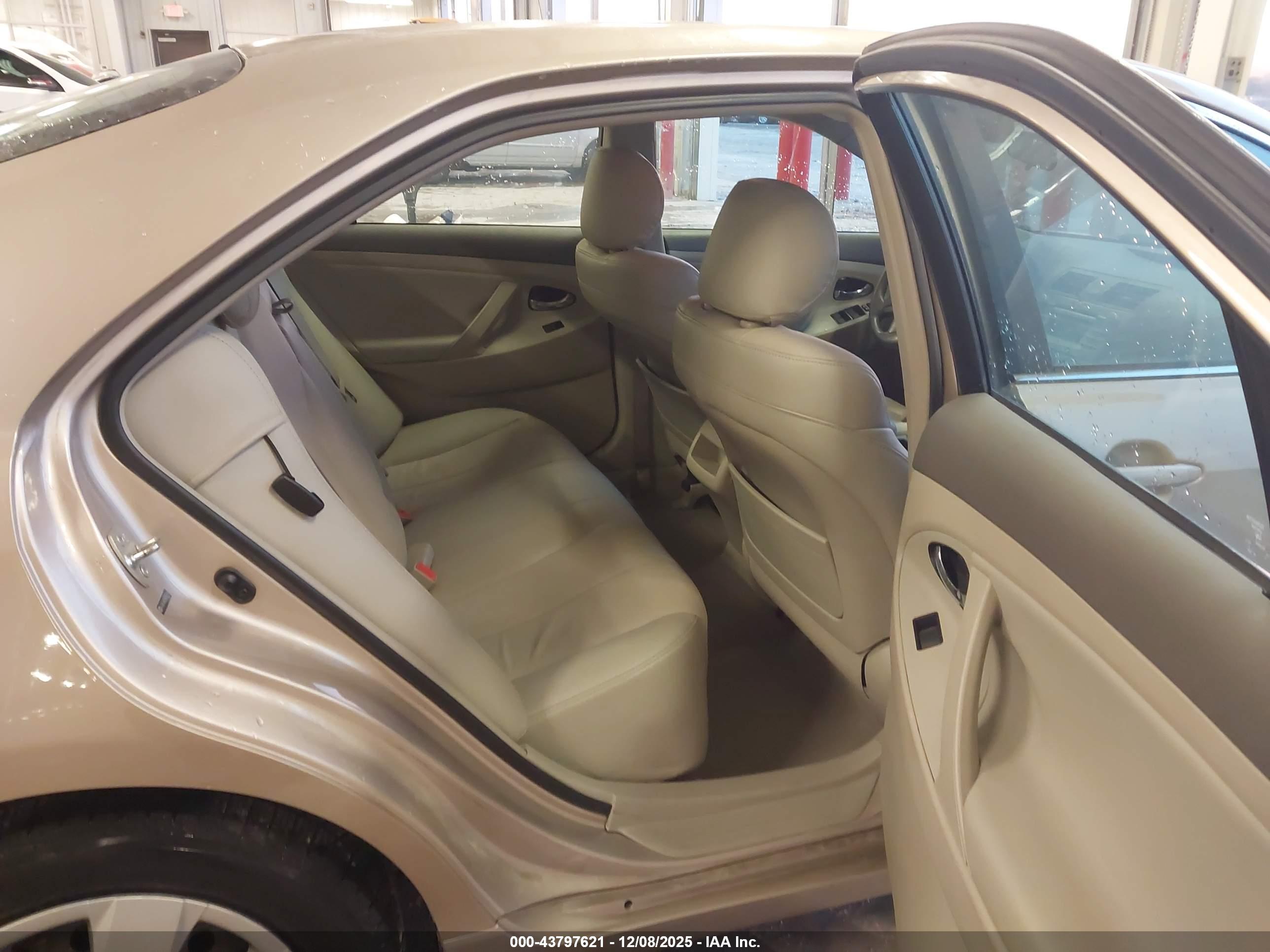 TOYOTA CAMRY image 8