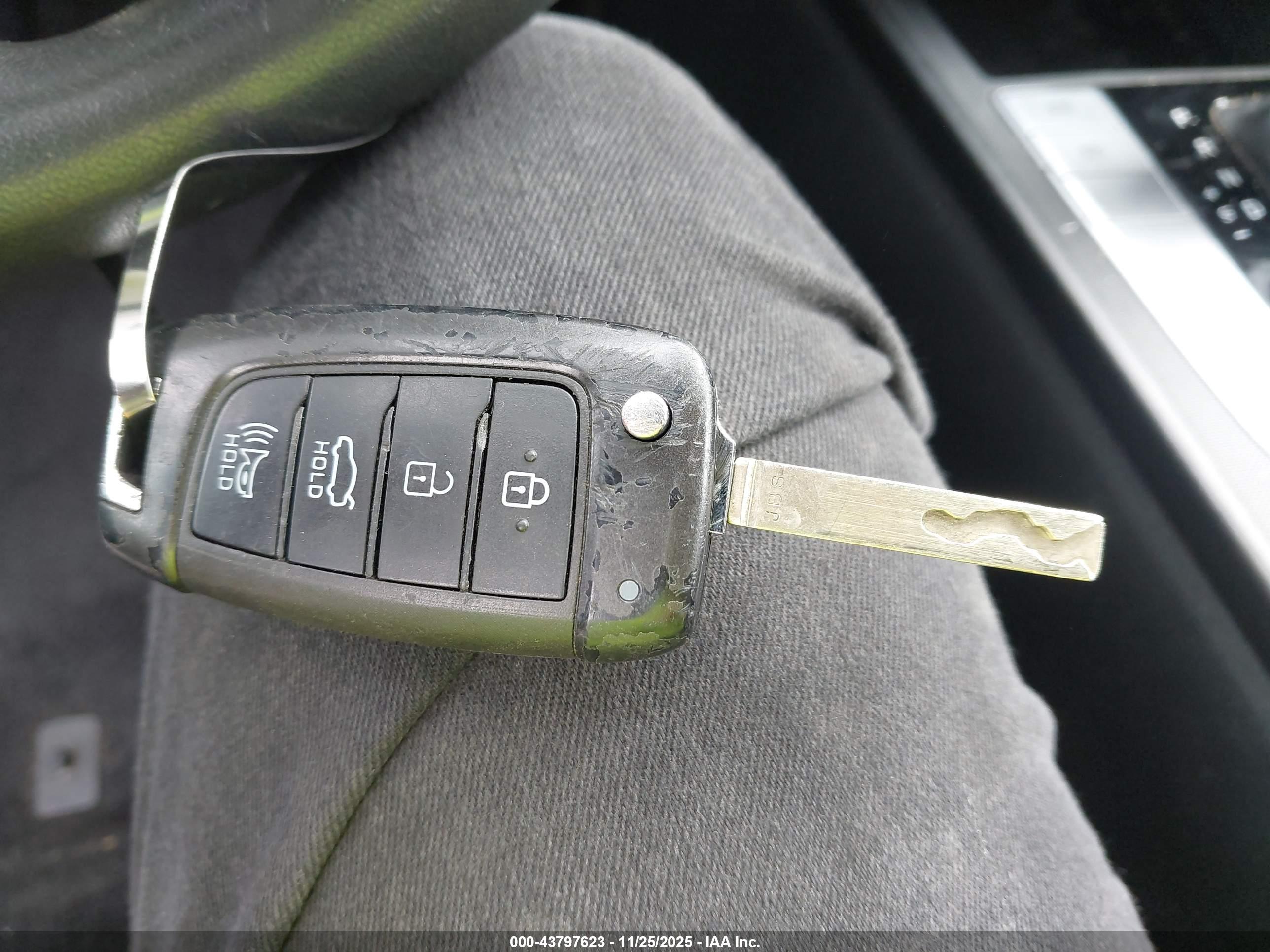 HYUNDAI ELANTRA image 11