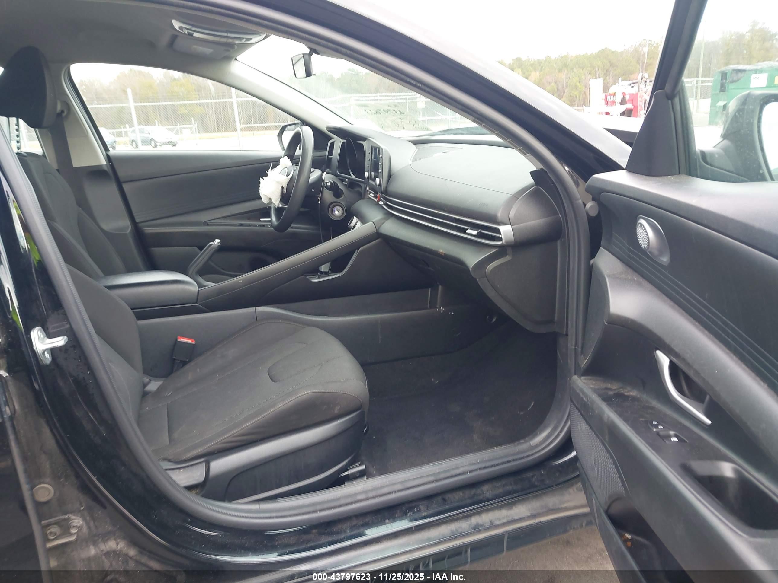 HYUNDAI ELANTRA image 5