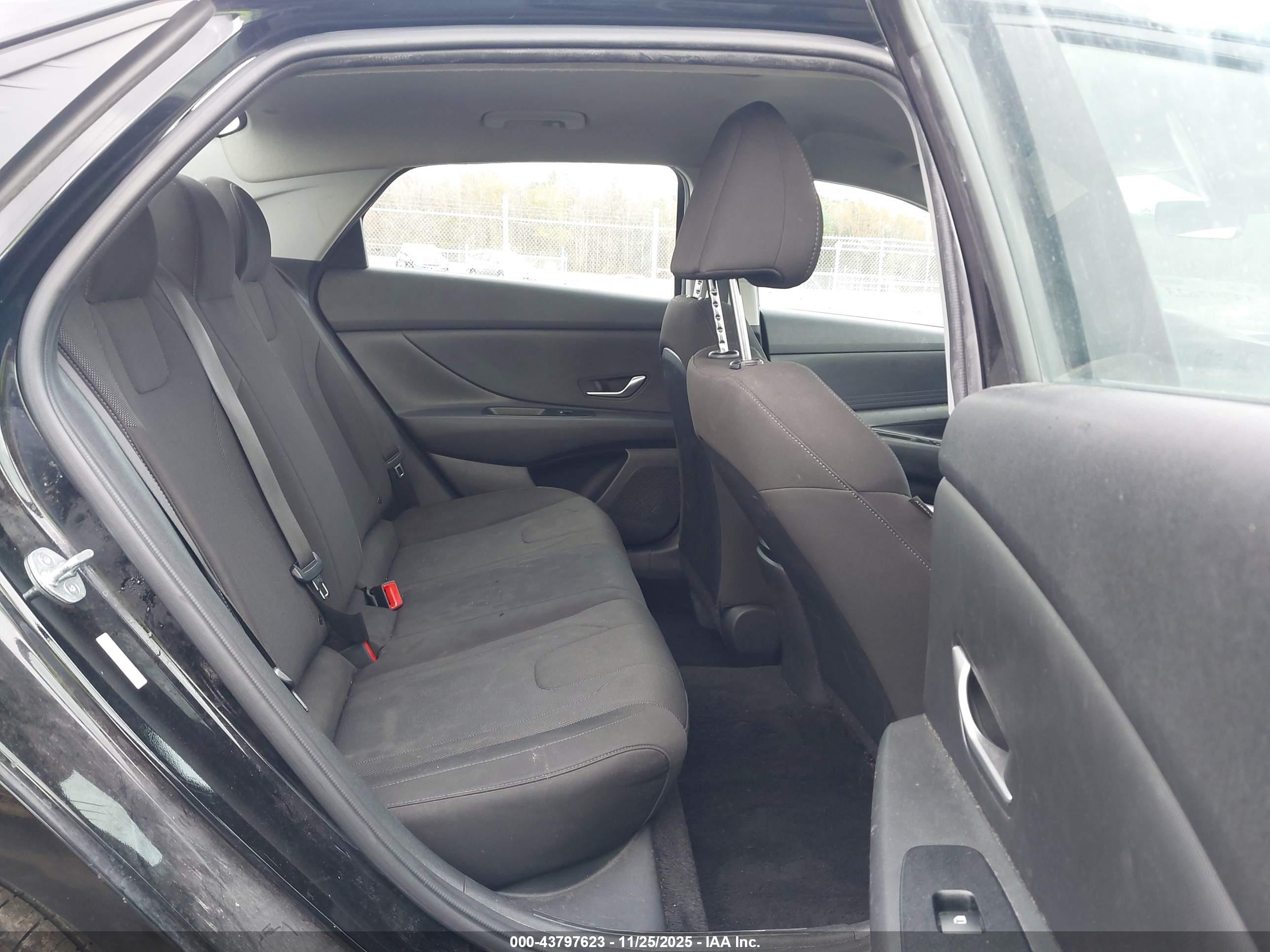HYUNDAI ELANTRA image 8