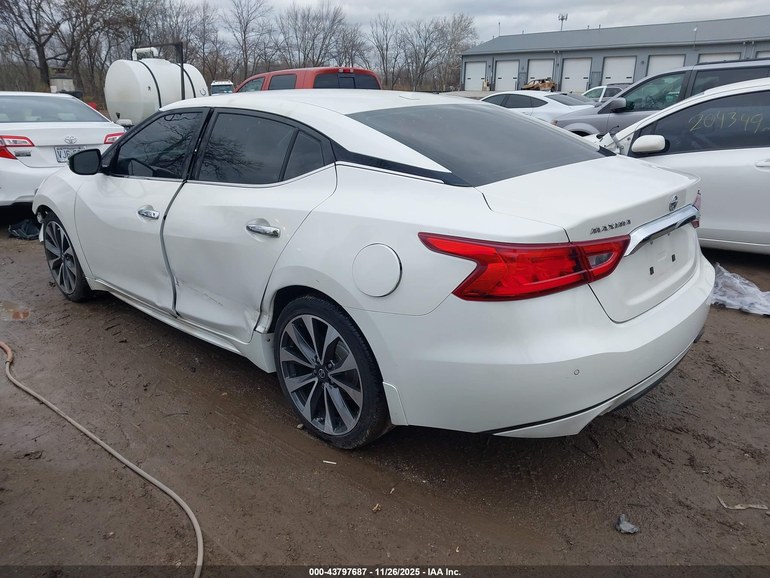 NISSAN MAXIMA image 3