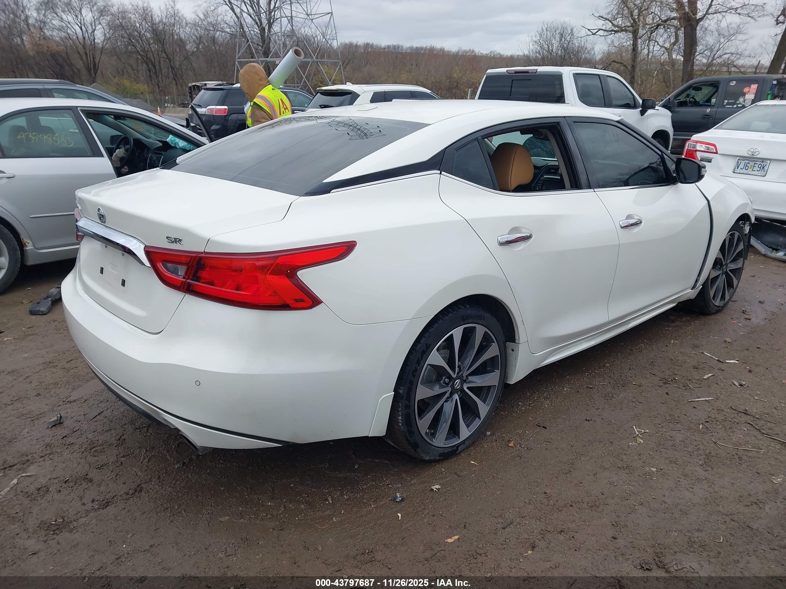 NISSAN MAXIMA image 4