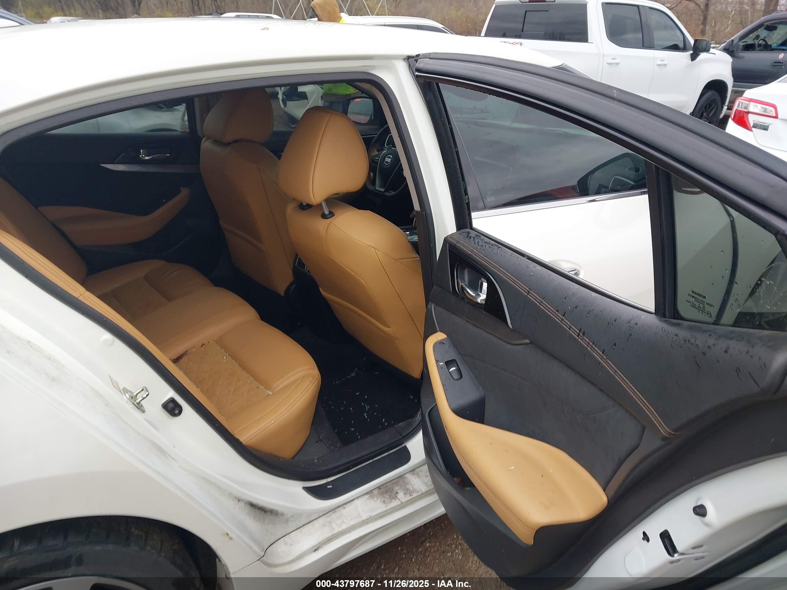 NISSAN MAXIMA image 8