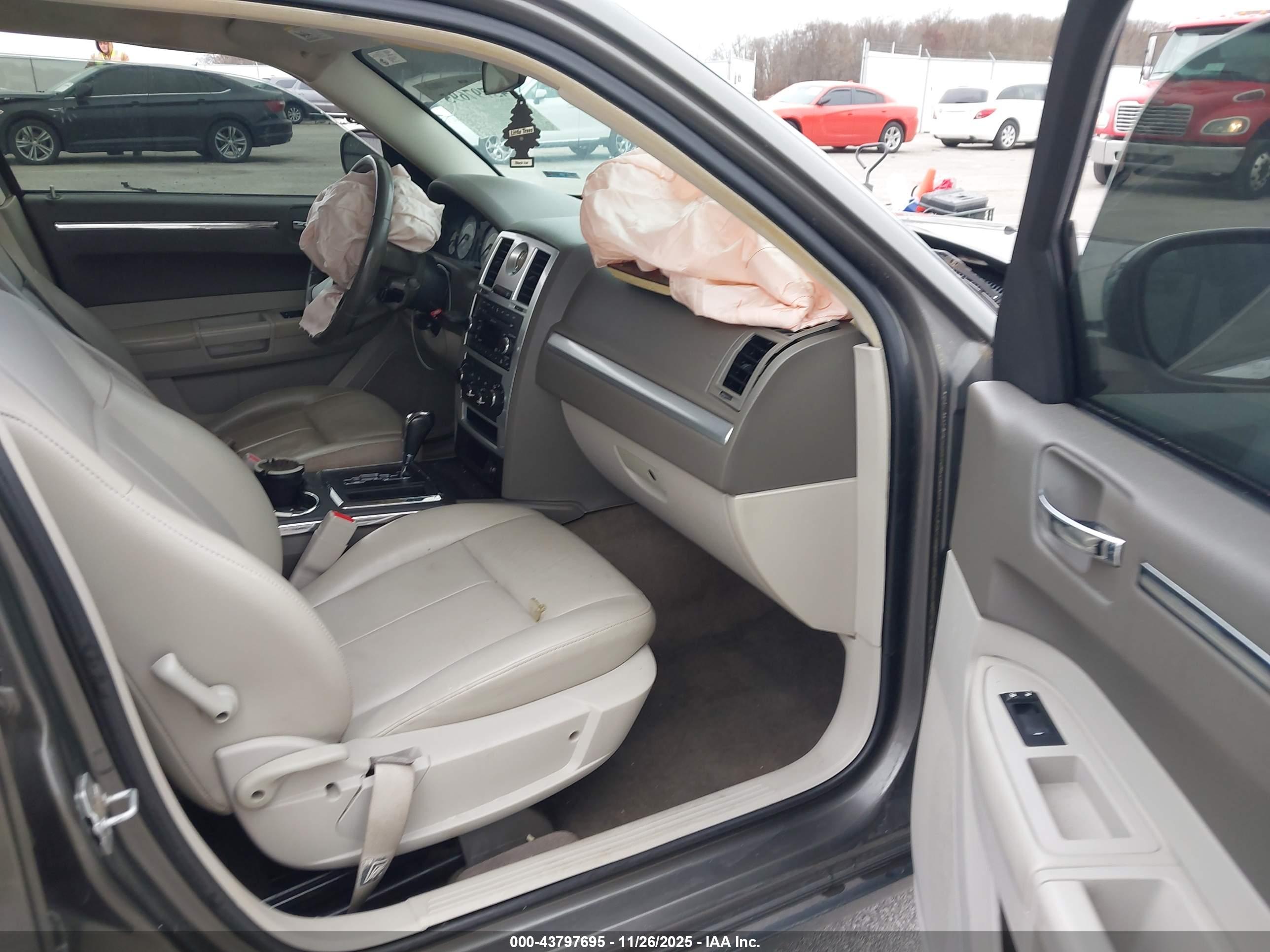CHRYSLER 300 image 5