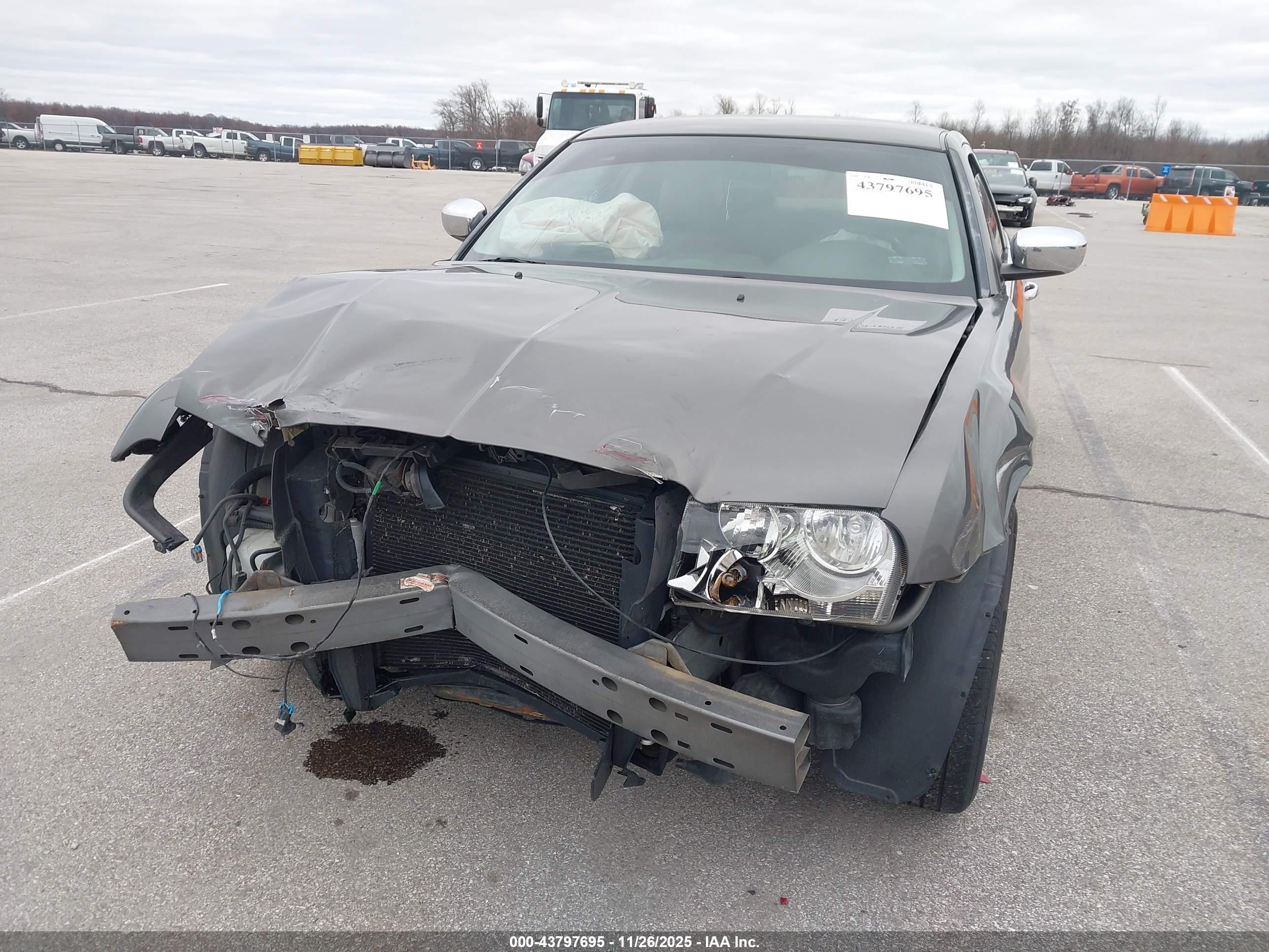 CHRYSLER 300 image 6