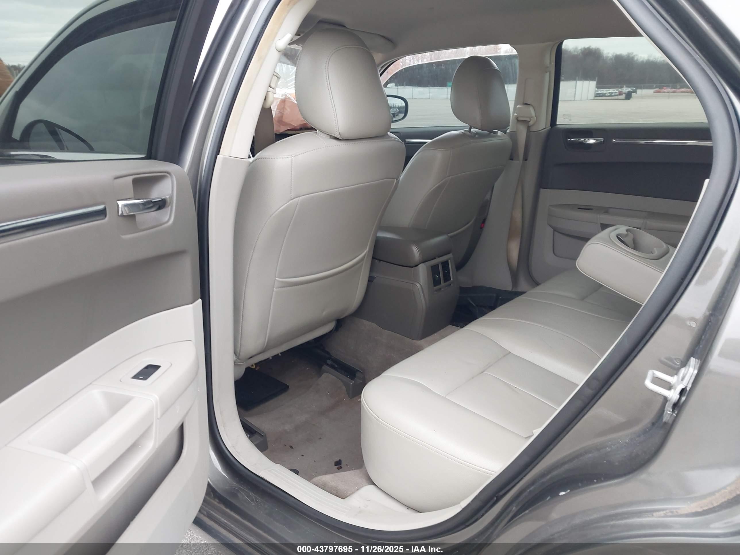 CHRYSLER 300 image 8