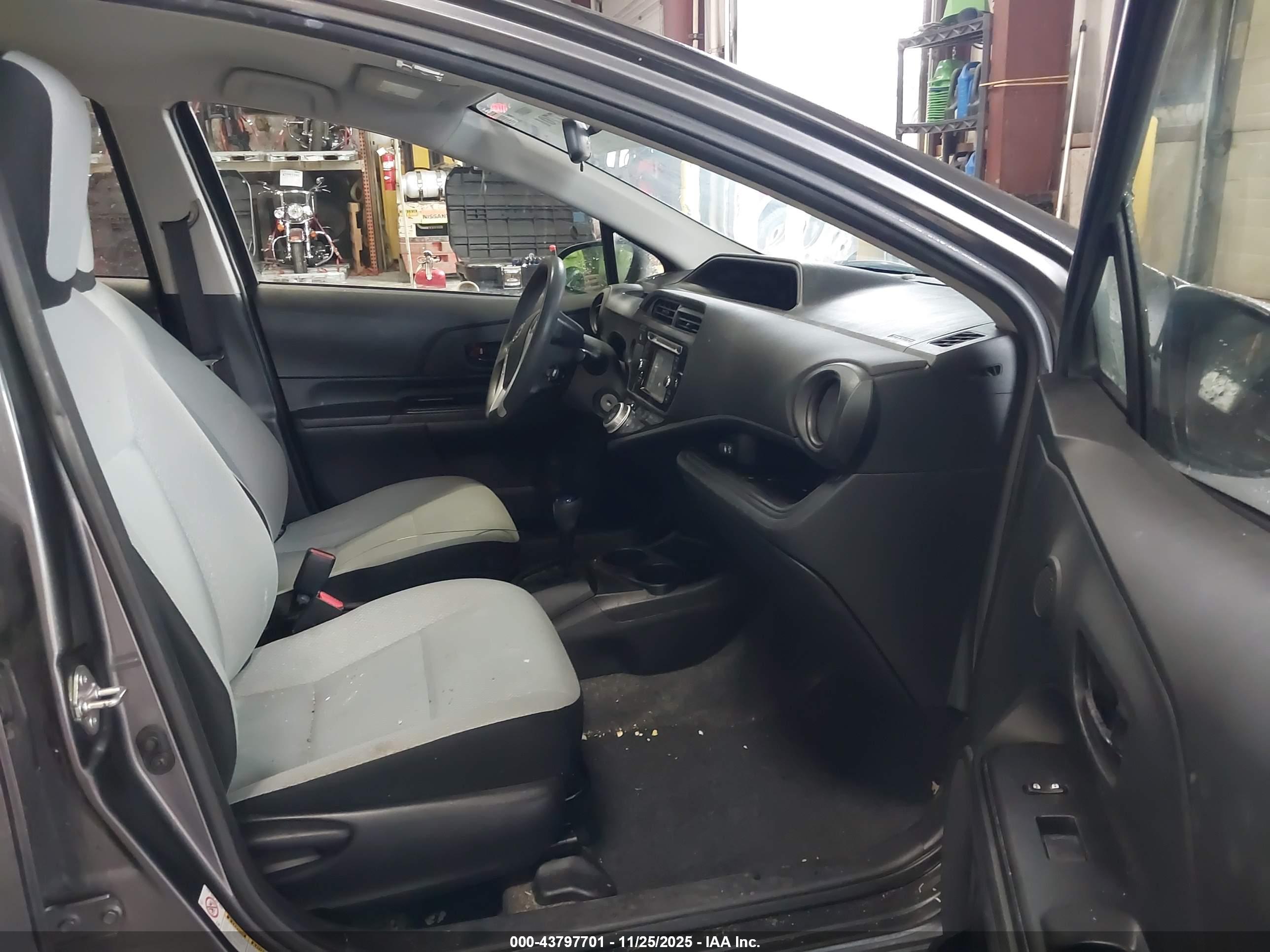 TOYOTA PRIUS image 5