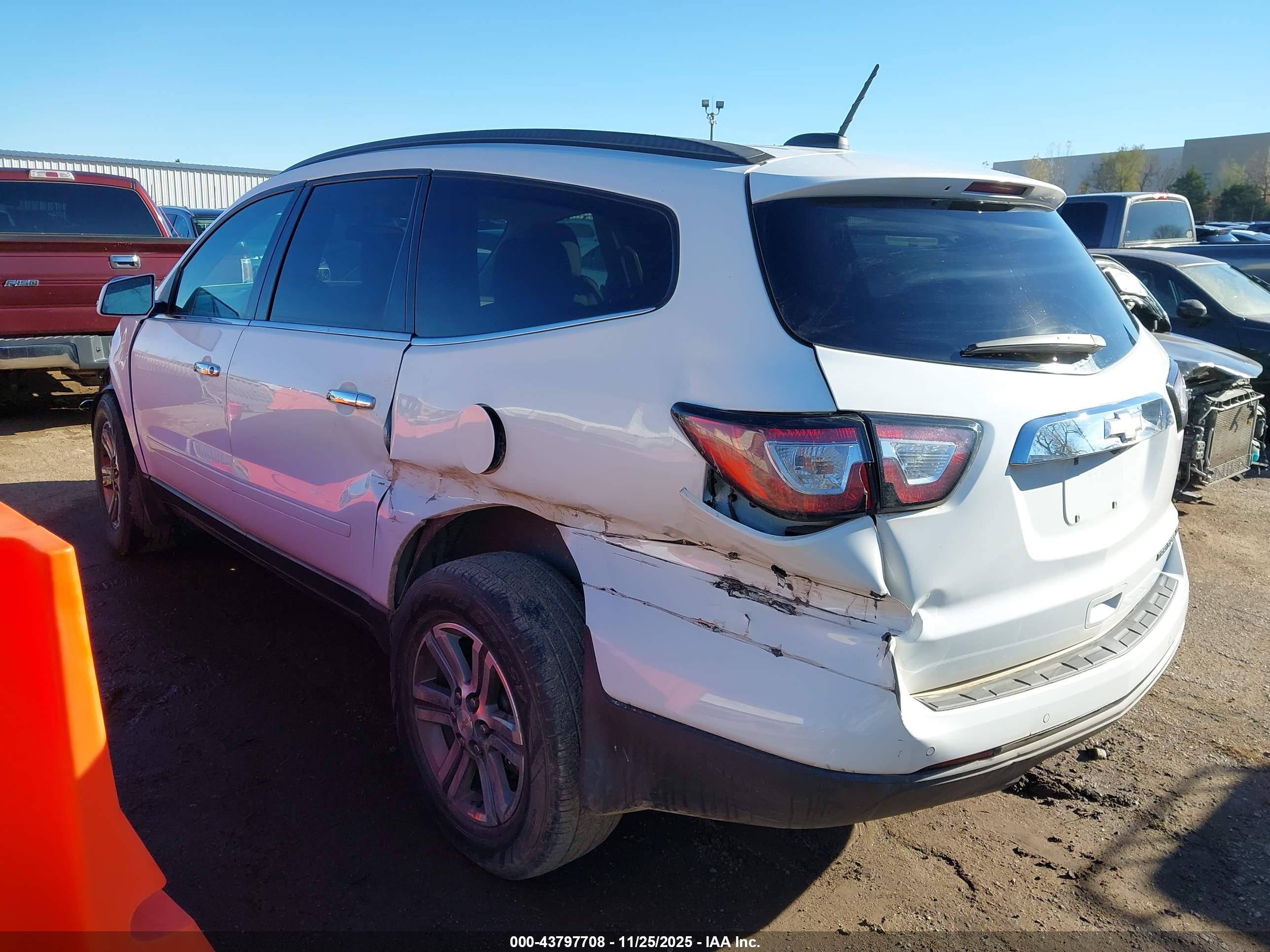 CHEVROLET TRAVERSE image 3
