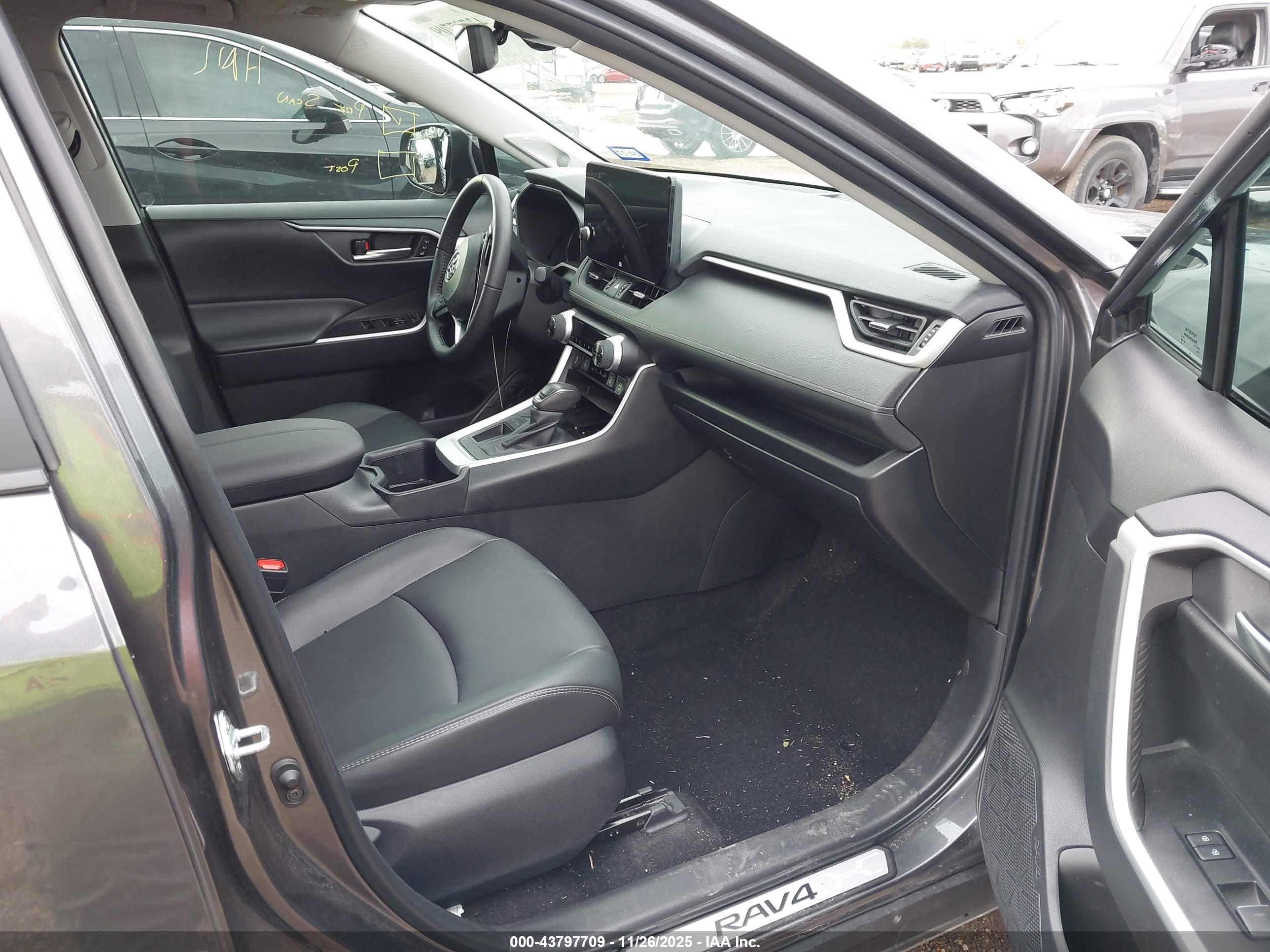 TOYOTA RAV4 image 5