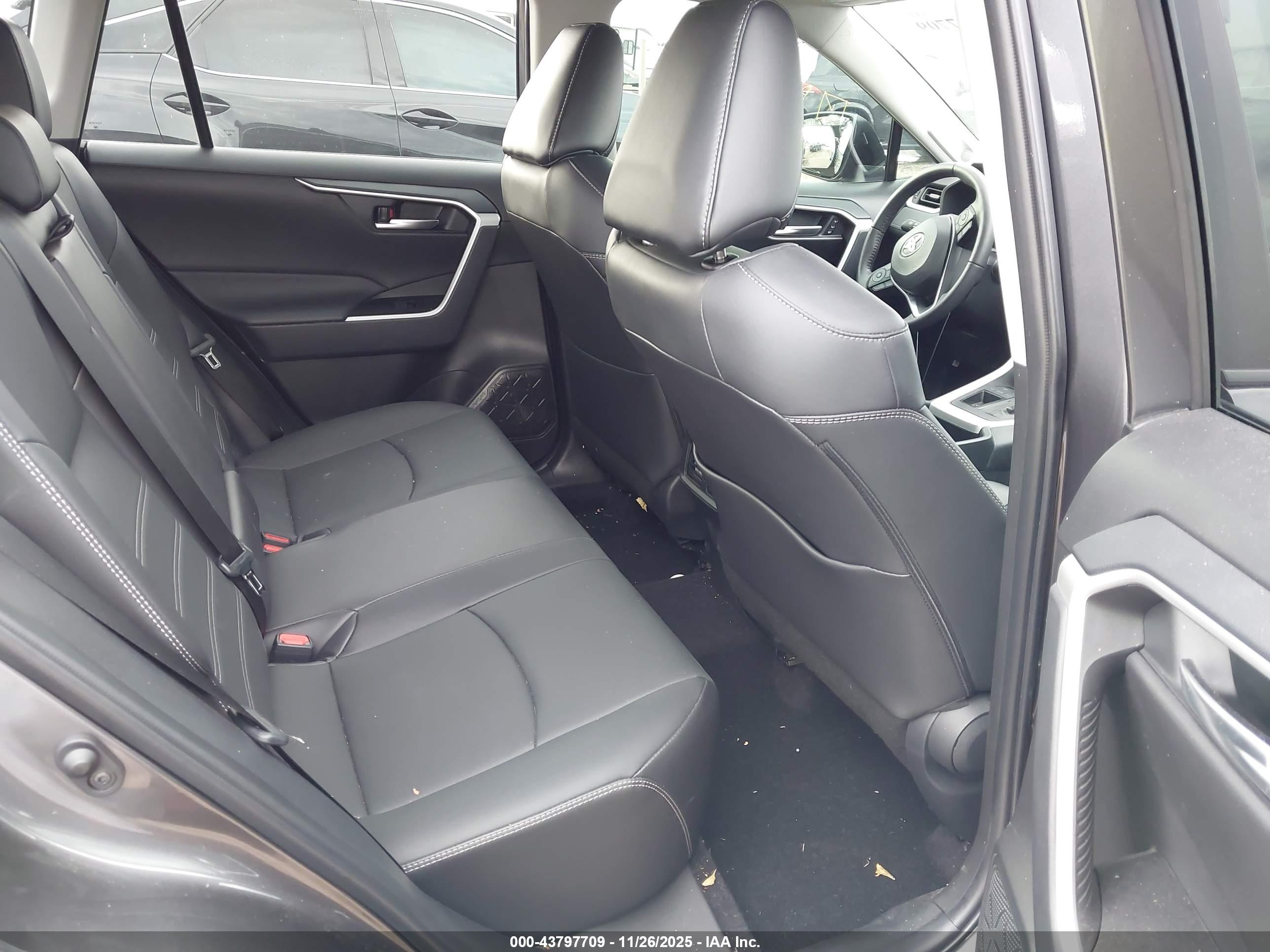 TOYOTA RAV4 image 8