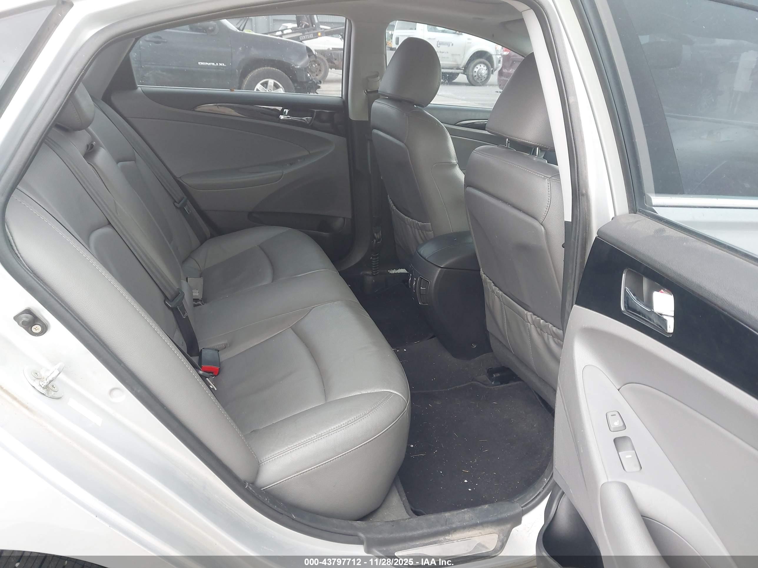 HYUNDAI SONATA image 8