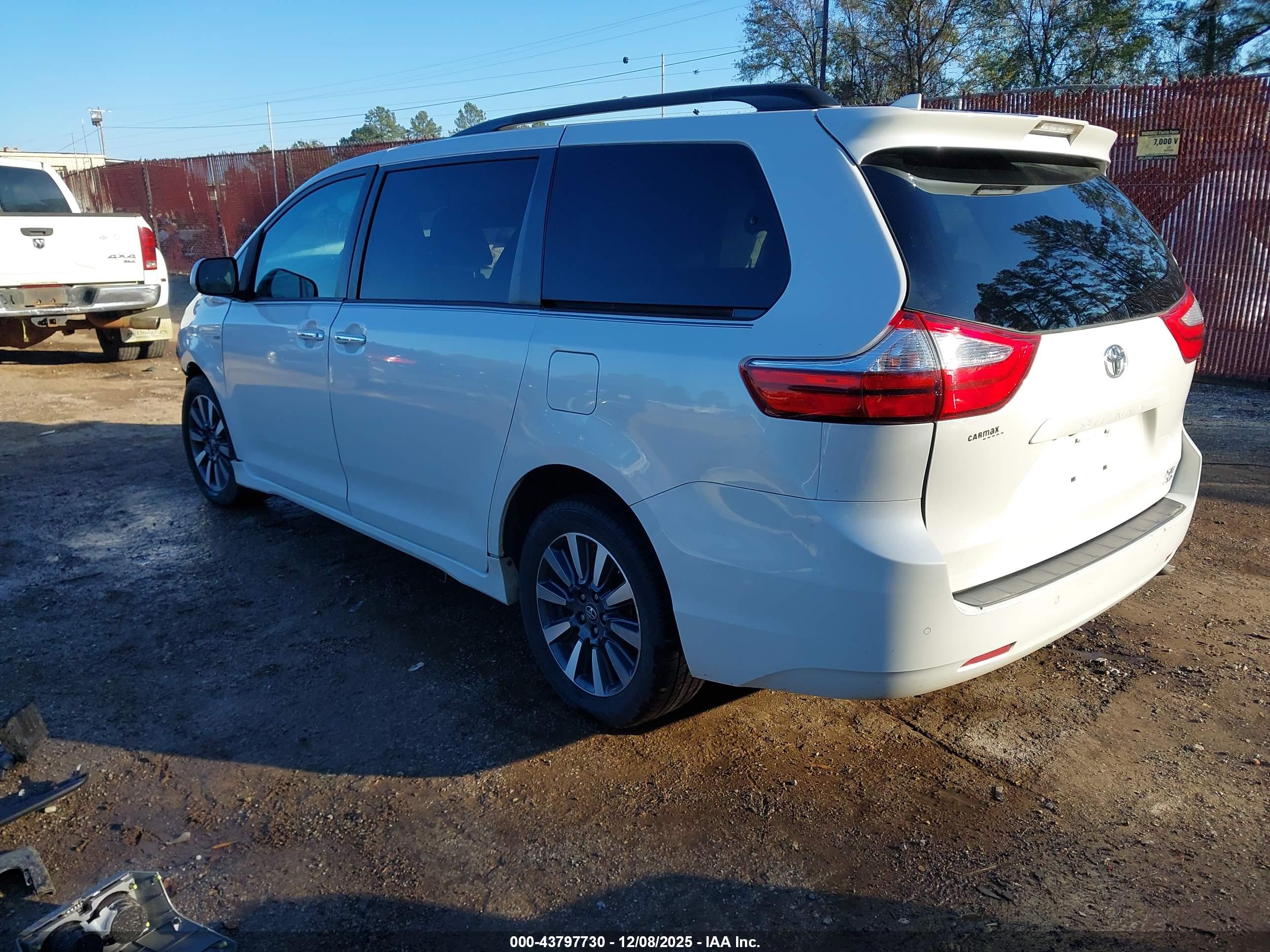TOYOTA SIENNA image 3