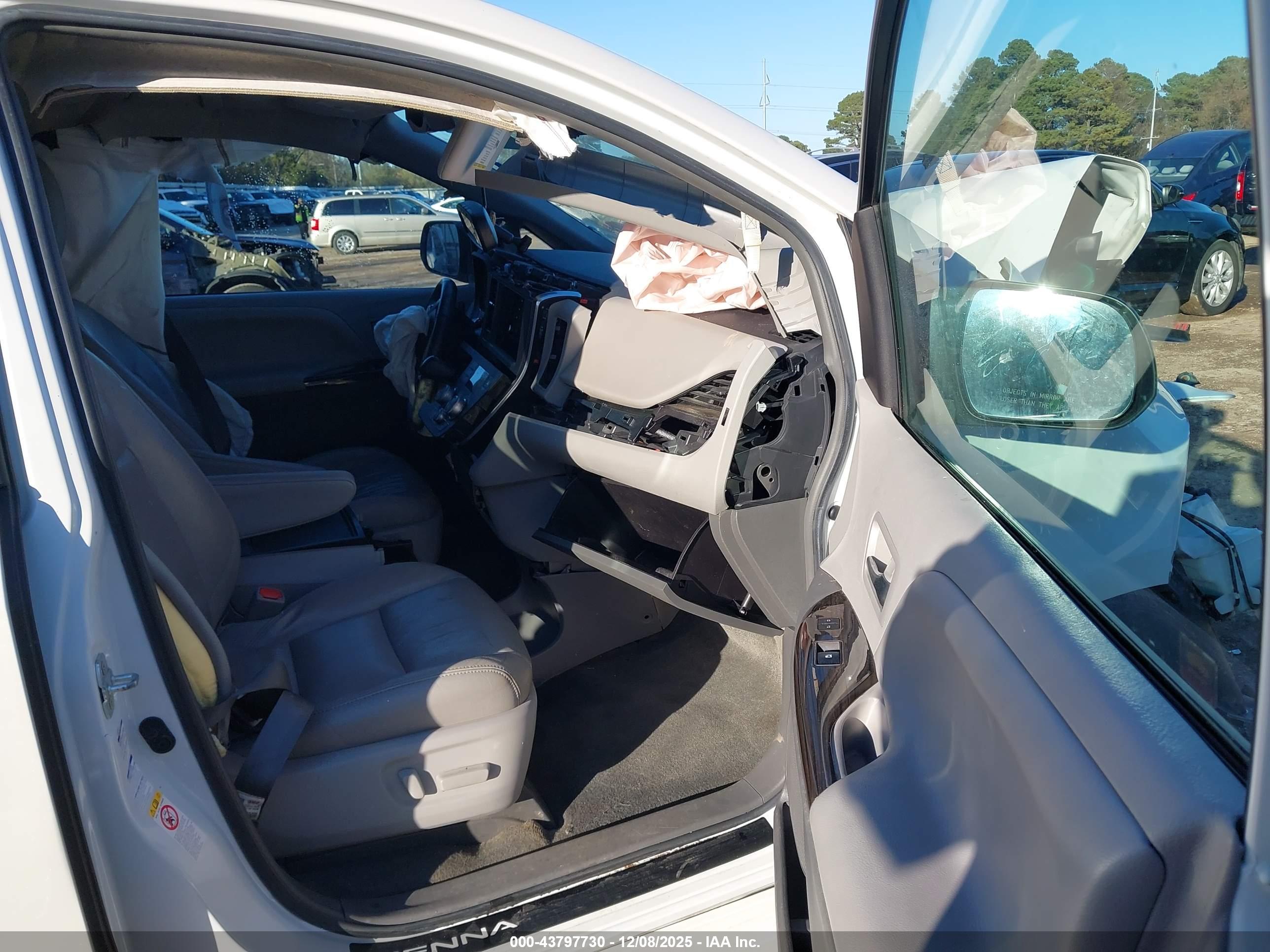 TOYOTA SIENNA image 5