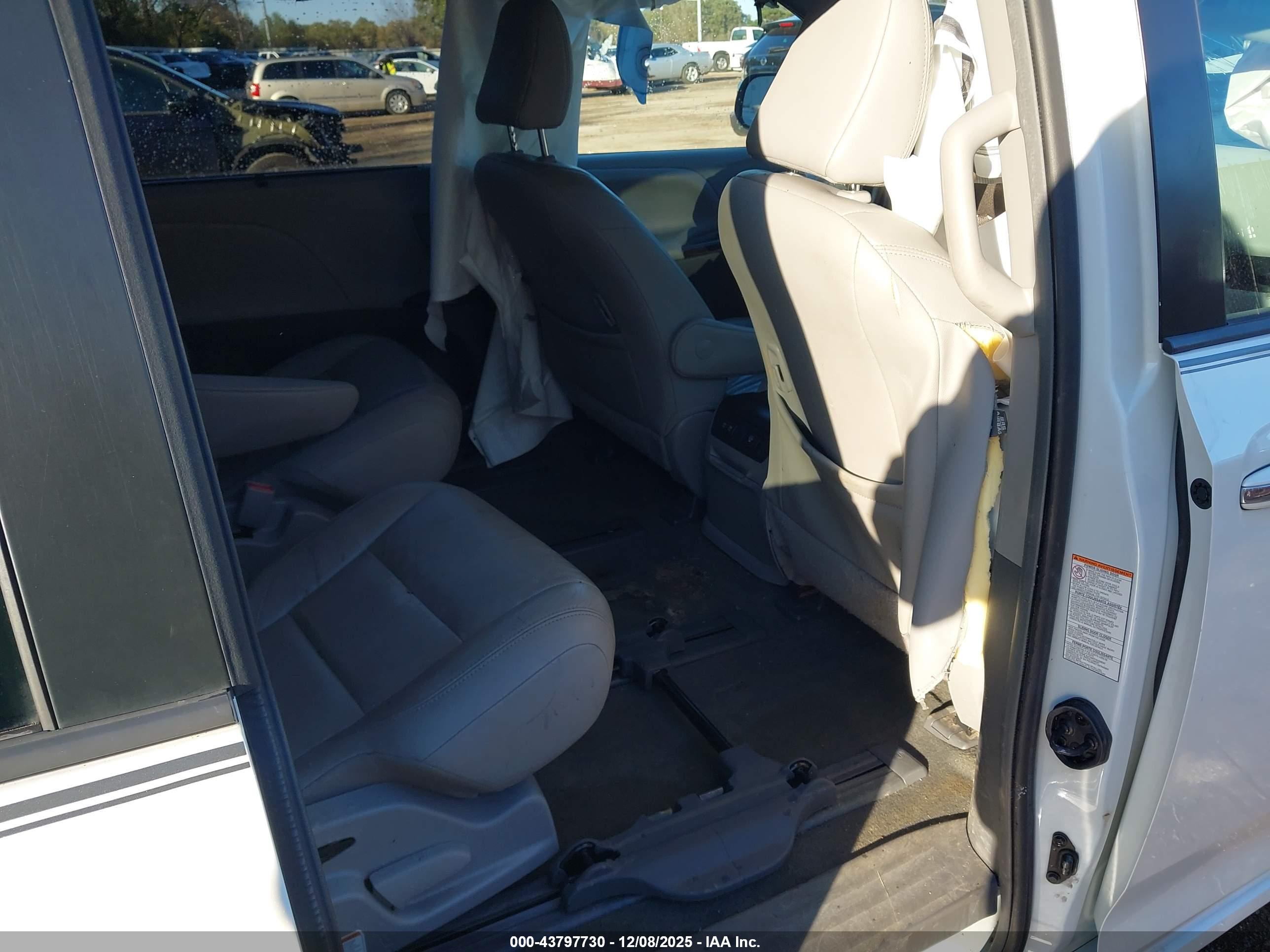 TOYOTA SIENNA image 8