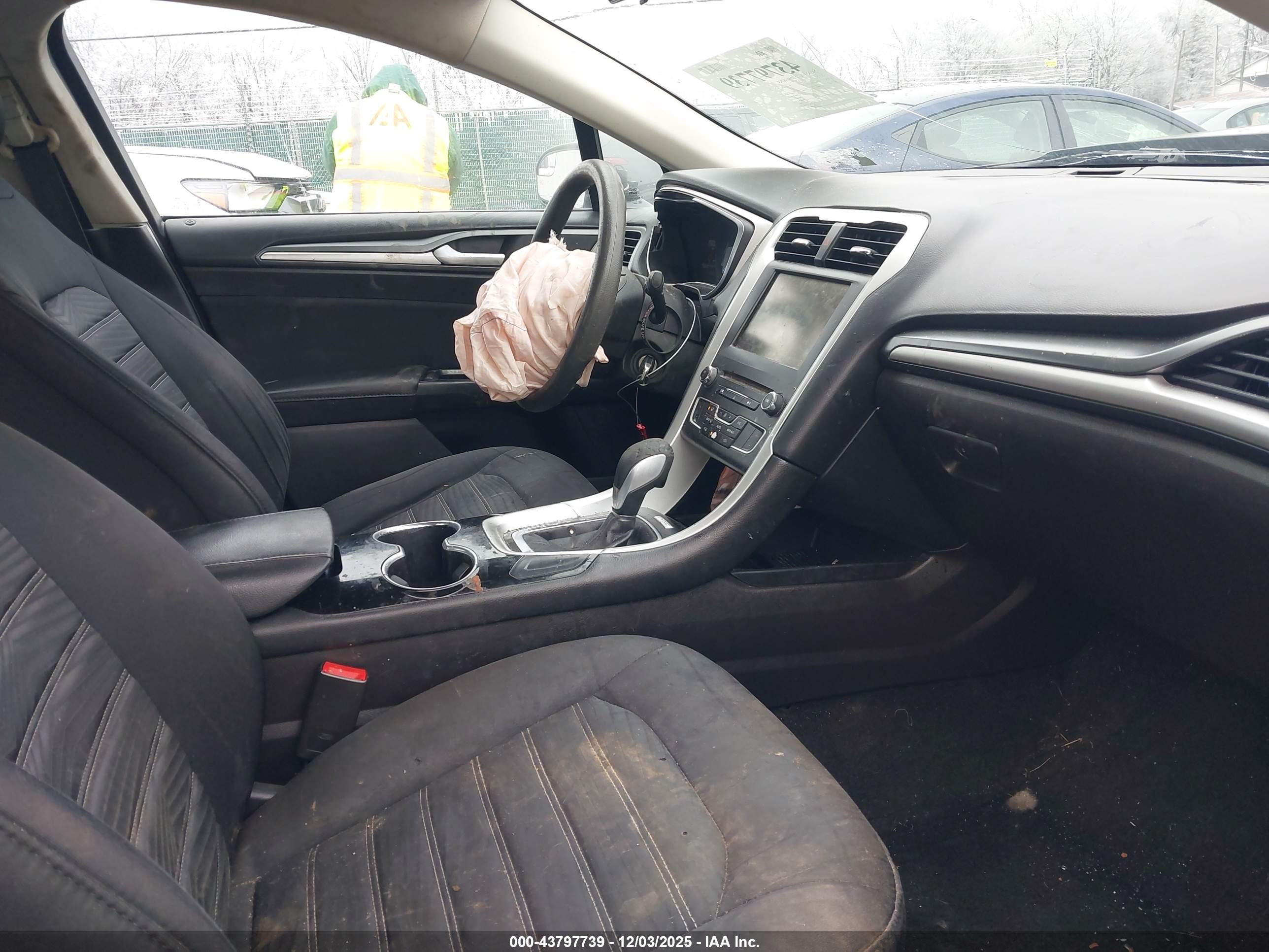 FORD FUSION image 5
