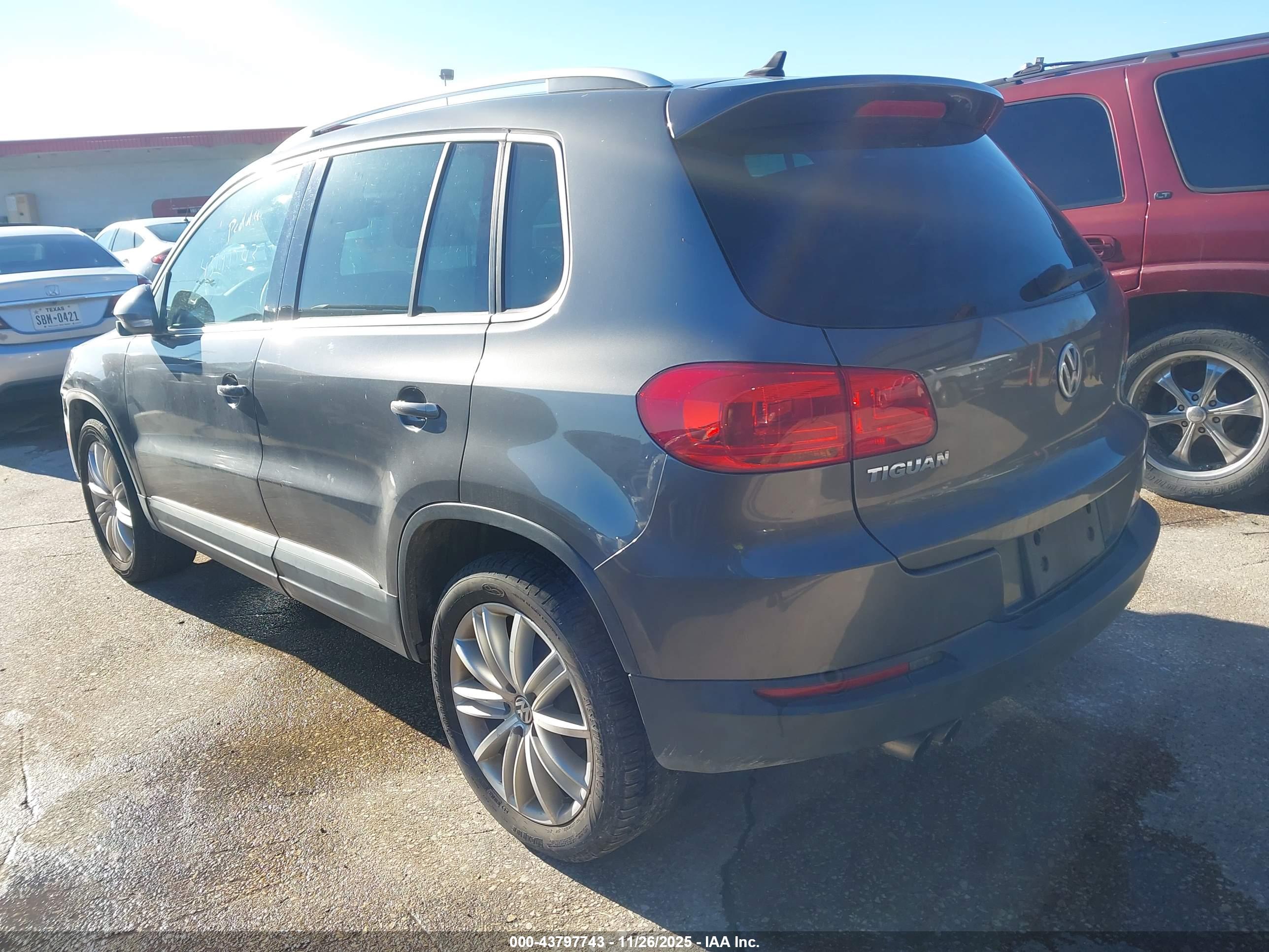 VOLKSWAGEN TIGUAN image 3