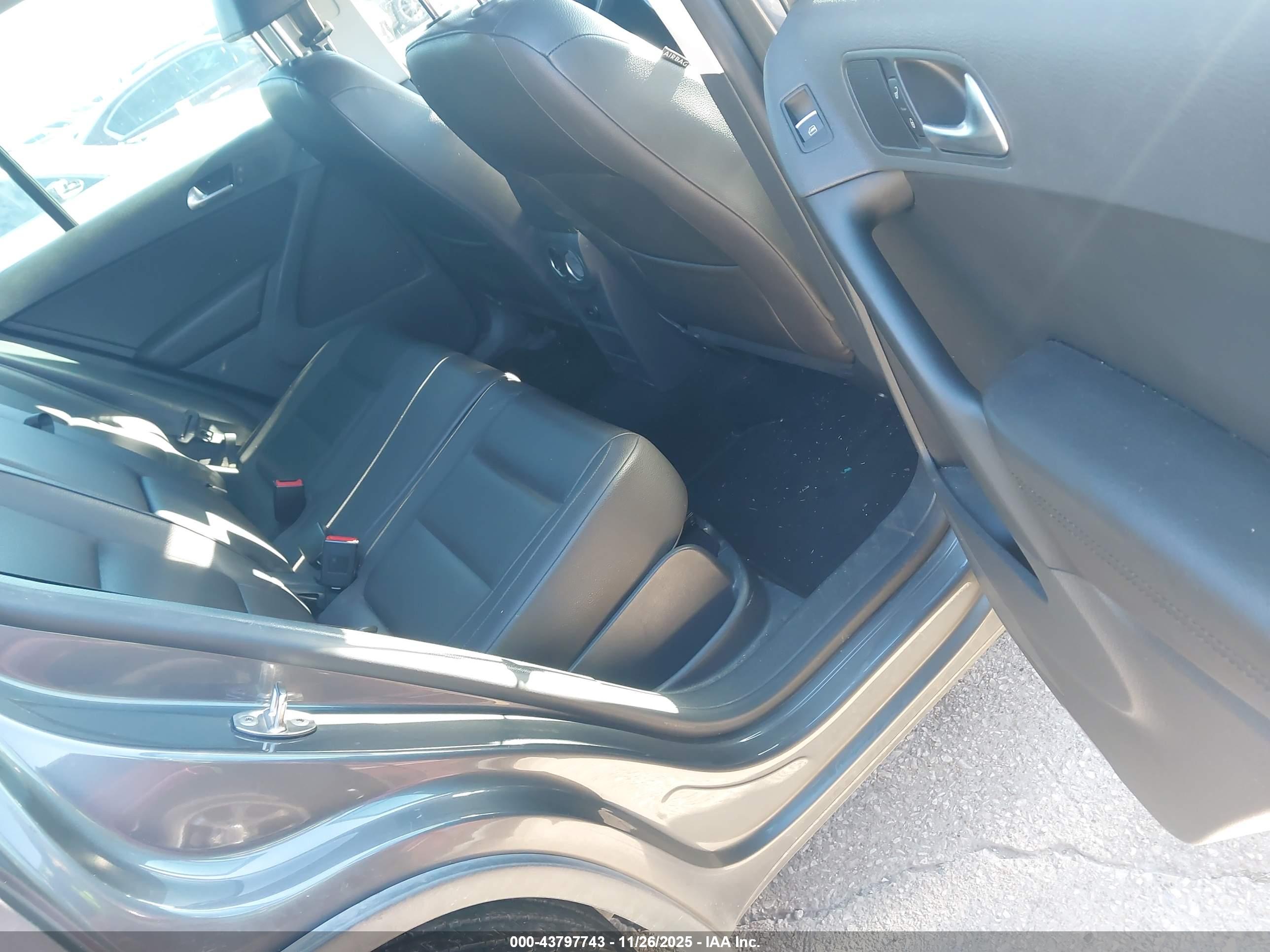 VOLKSWAGEN TIGUAN image 8