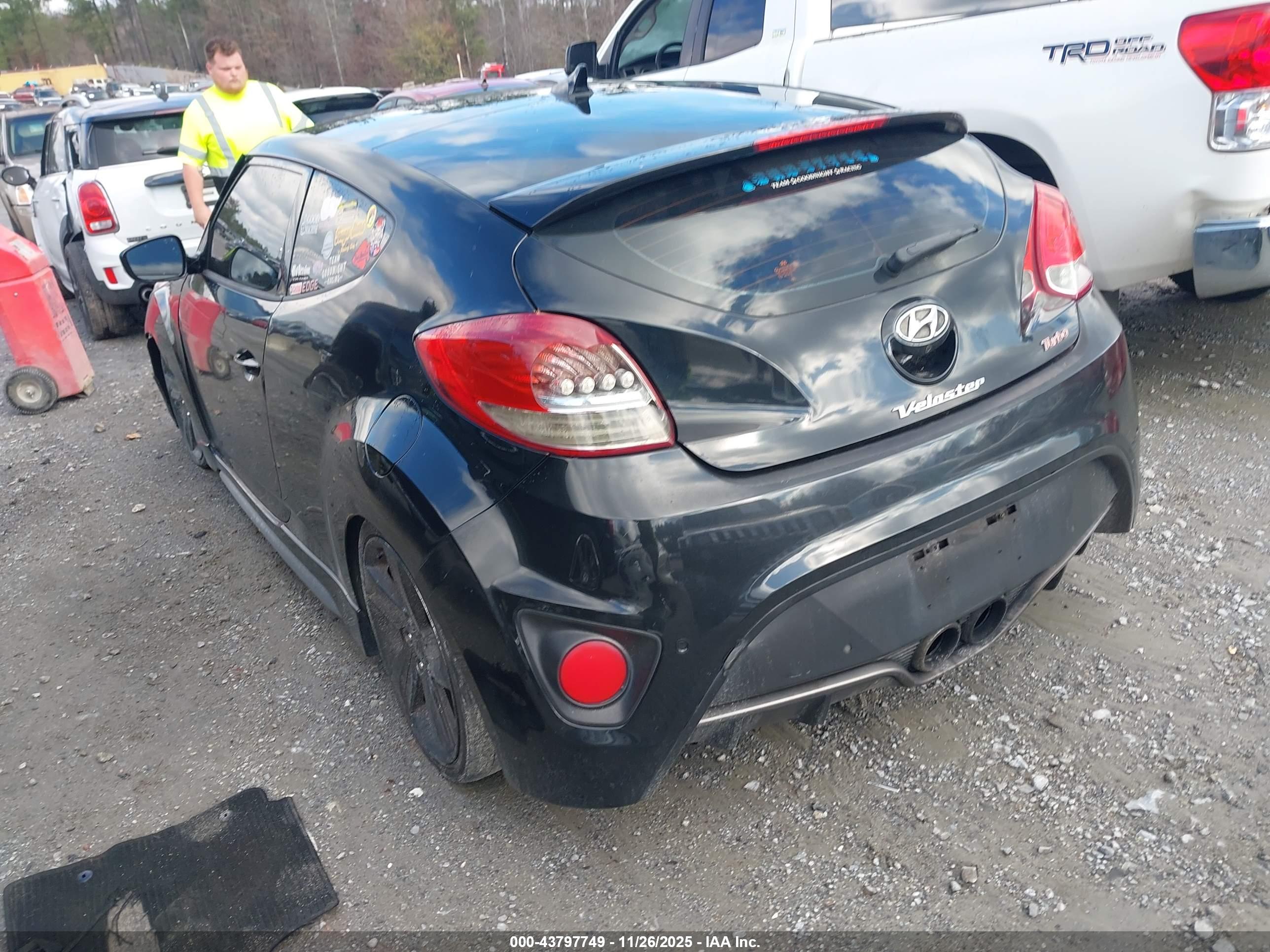 HYUNDAI VELOSTER image 3