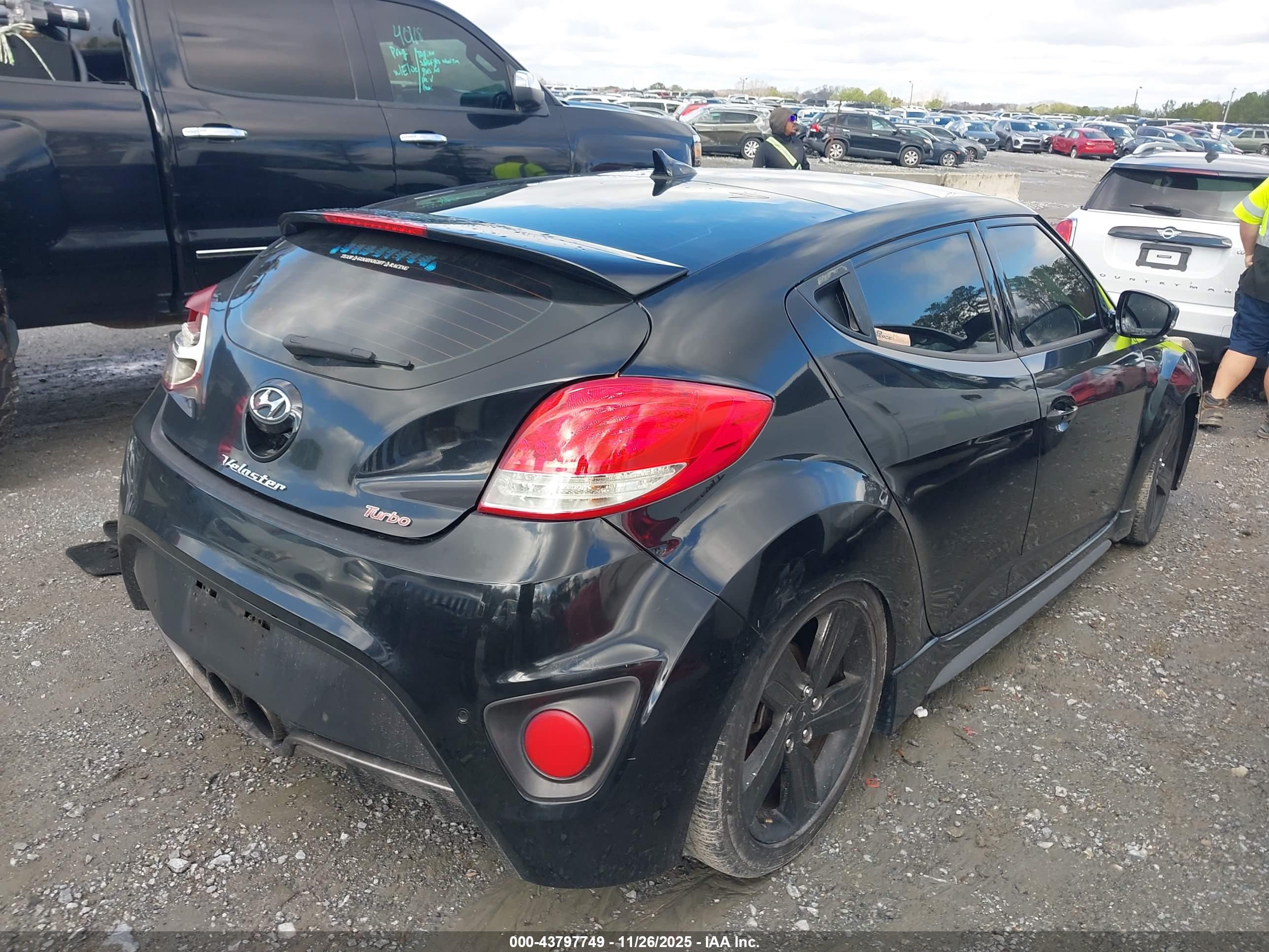 HYUNDAI VELOSTER image 4
