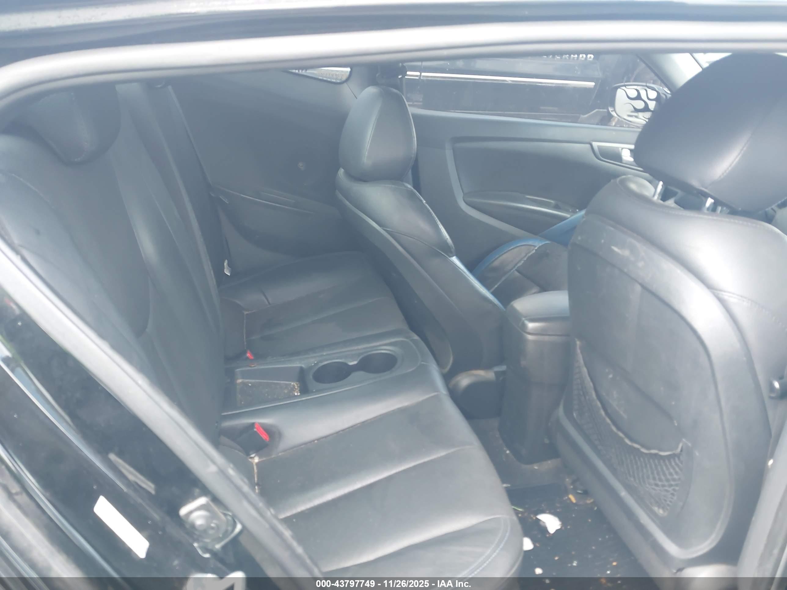 HYUNDAI VELOSTER image 8