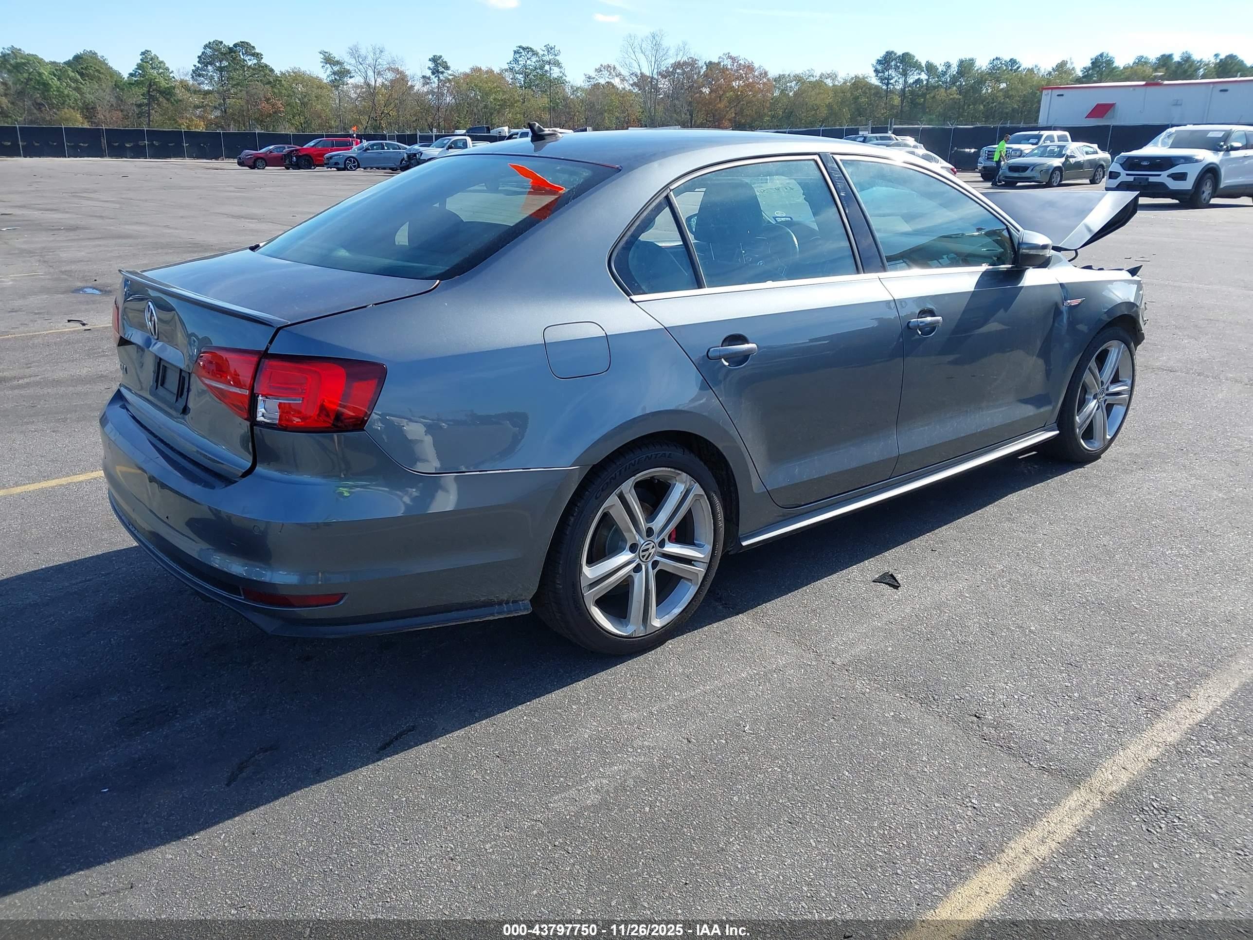 VOLKSWAGEN JETTA image 4