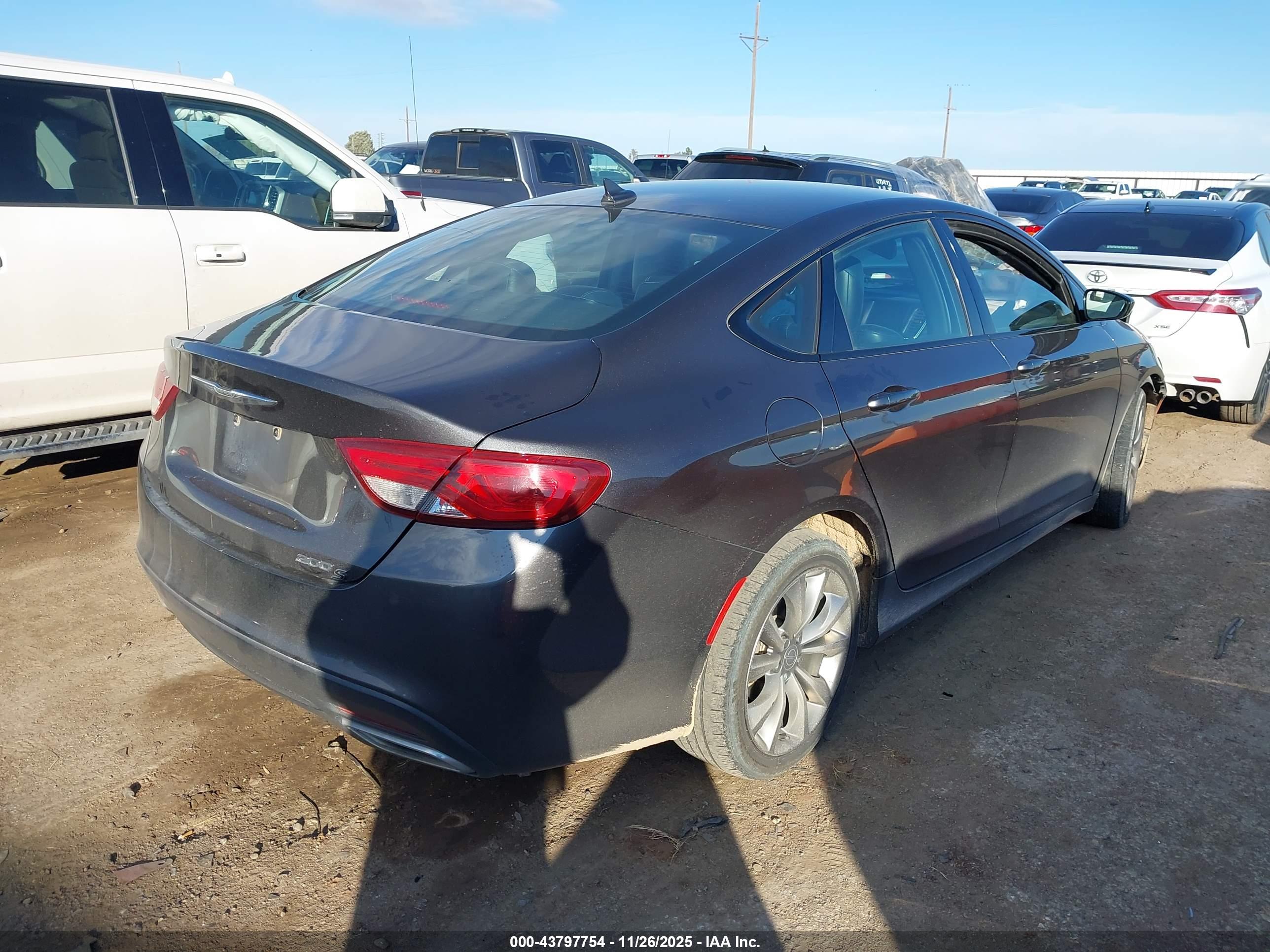 CHRYSLER 200 image 4