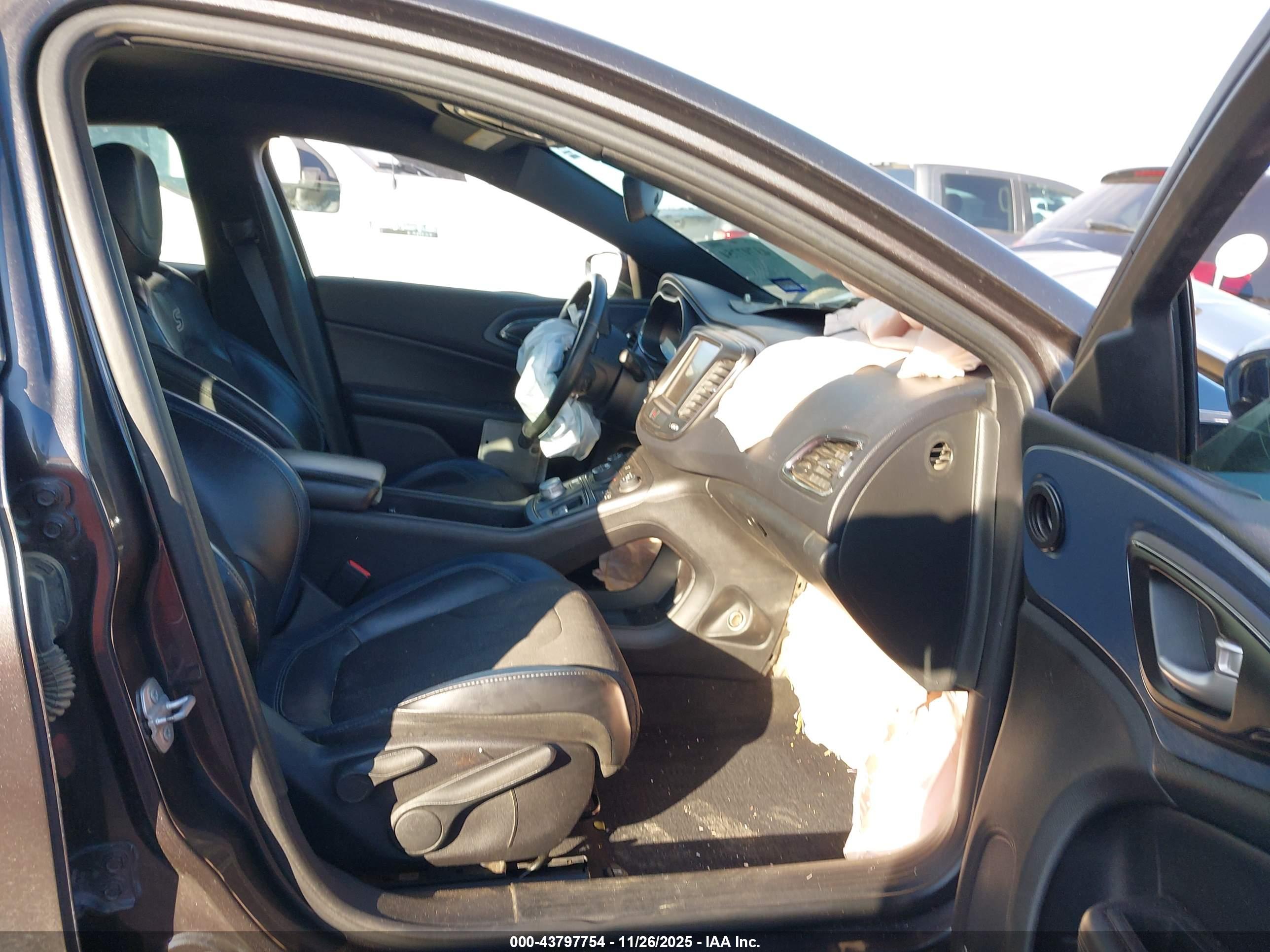 CHRYSLER 200 image 5