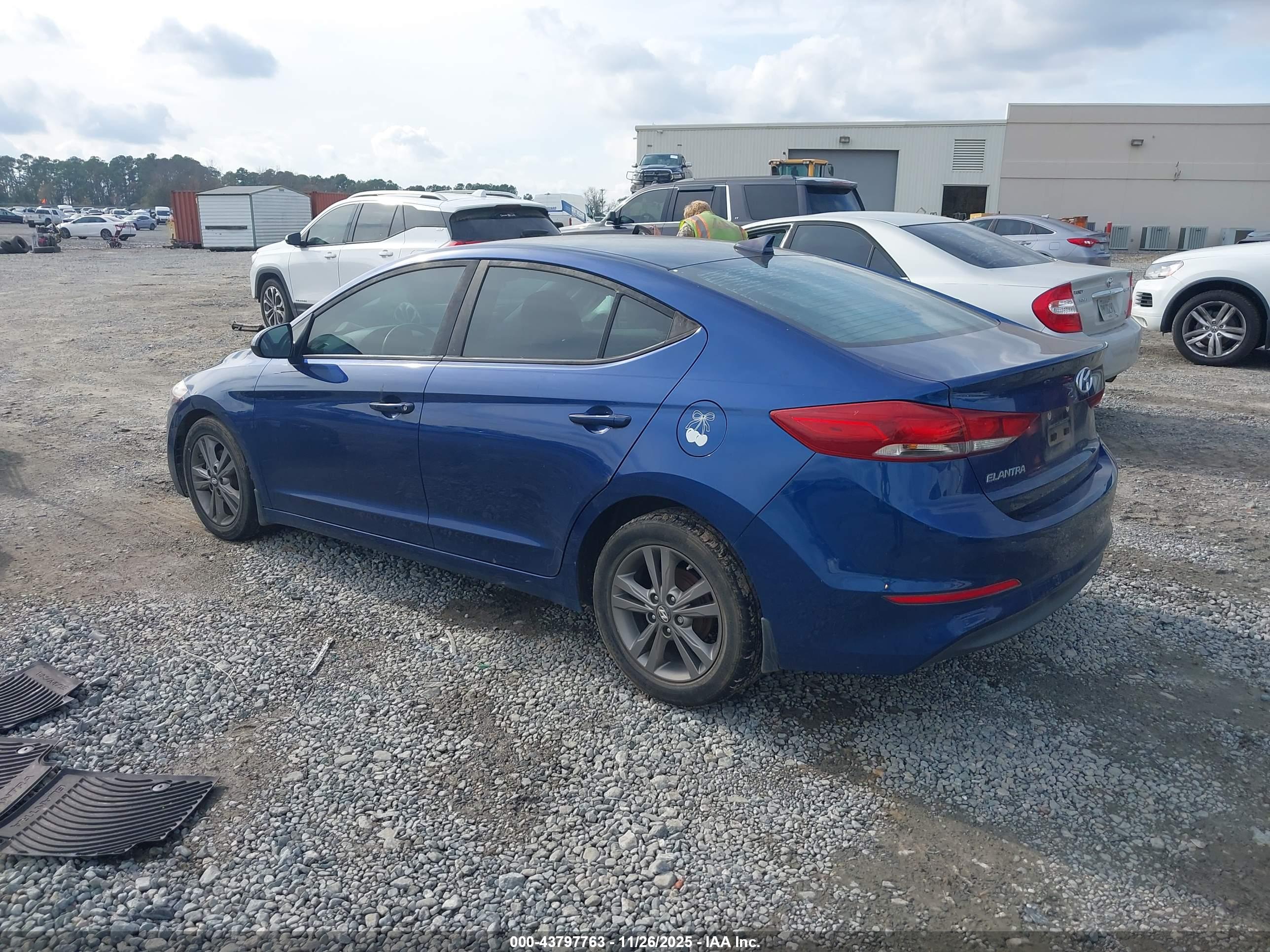 HYUNDAI ELANTRA image 3