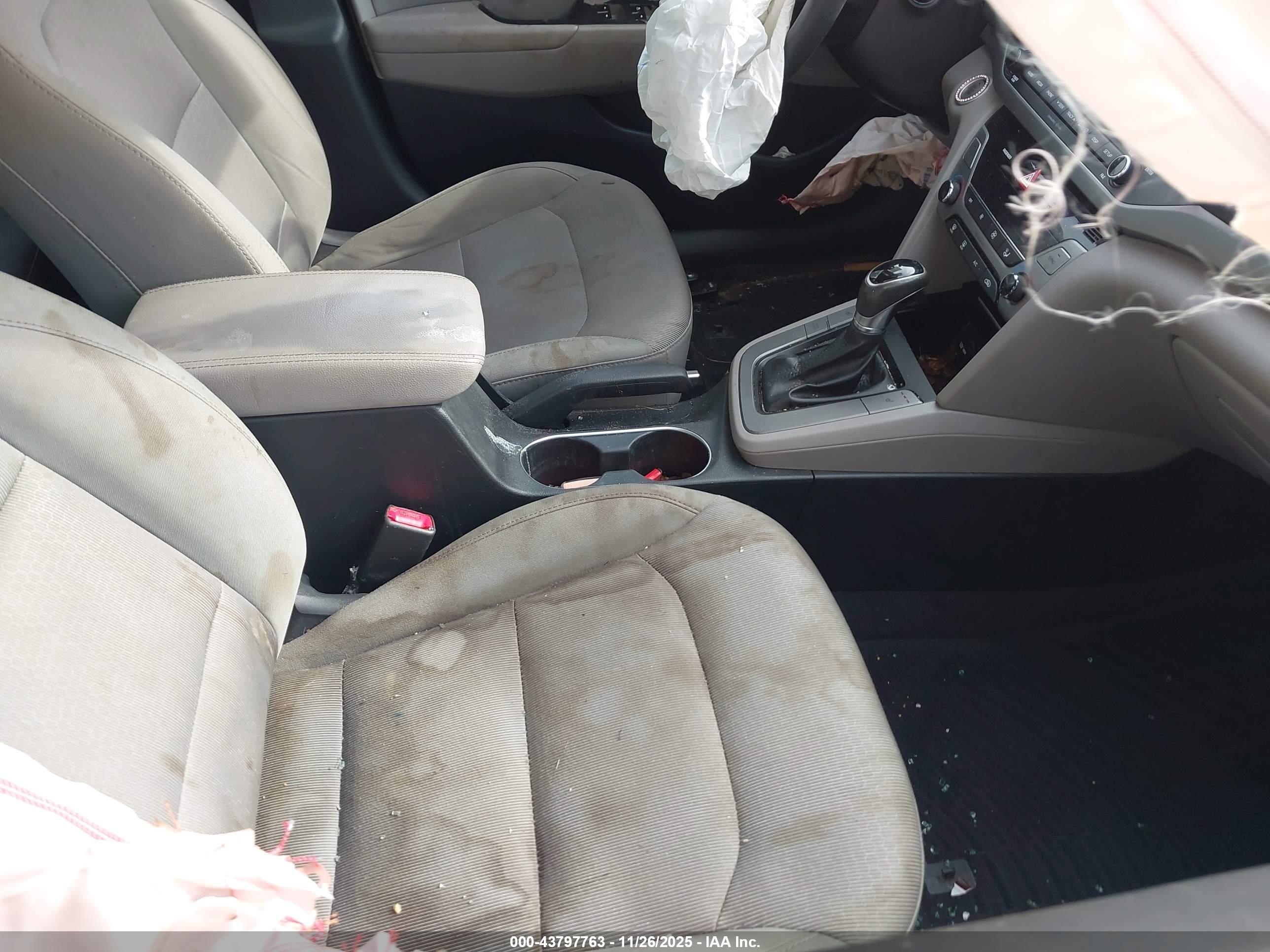HYUNDAI ELANTRA image 5