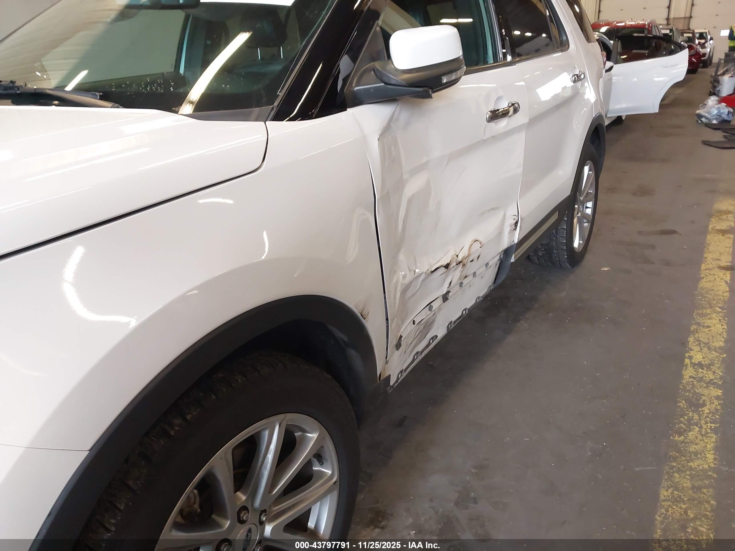 FORD EXPLORER image 6
