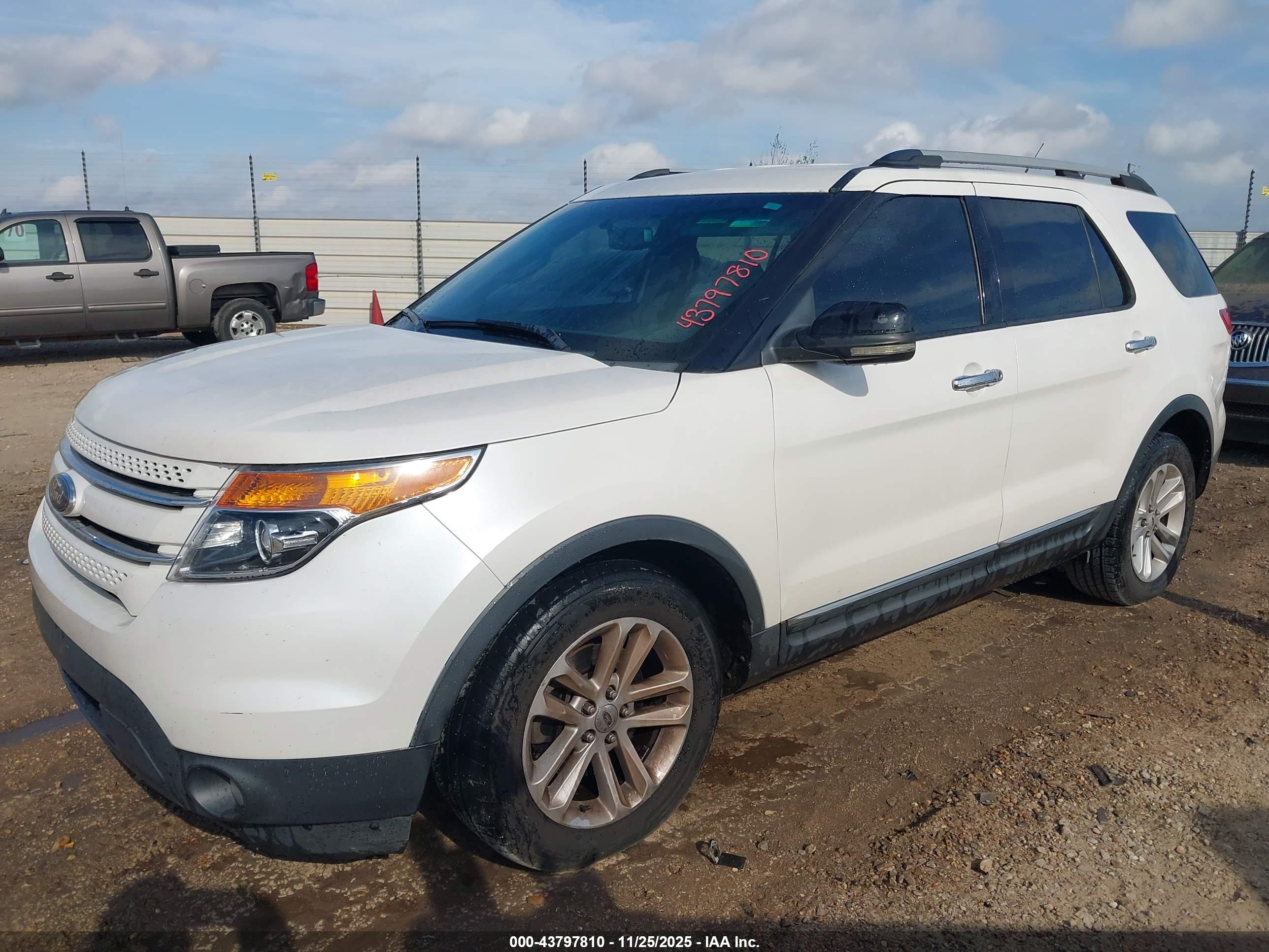 FORD EXPLORER image 2