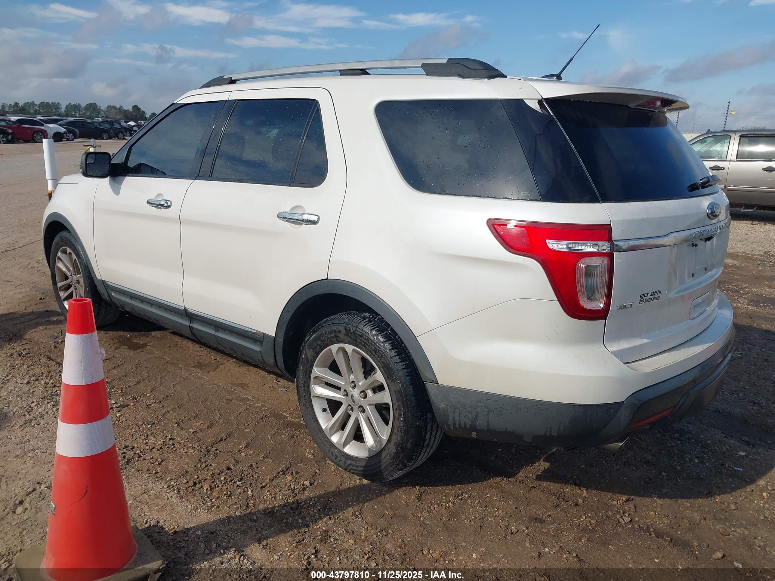 FORD EXPLORER image 3