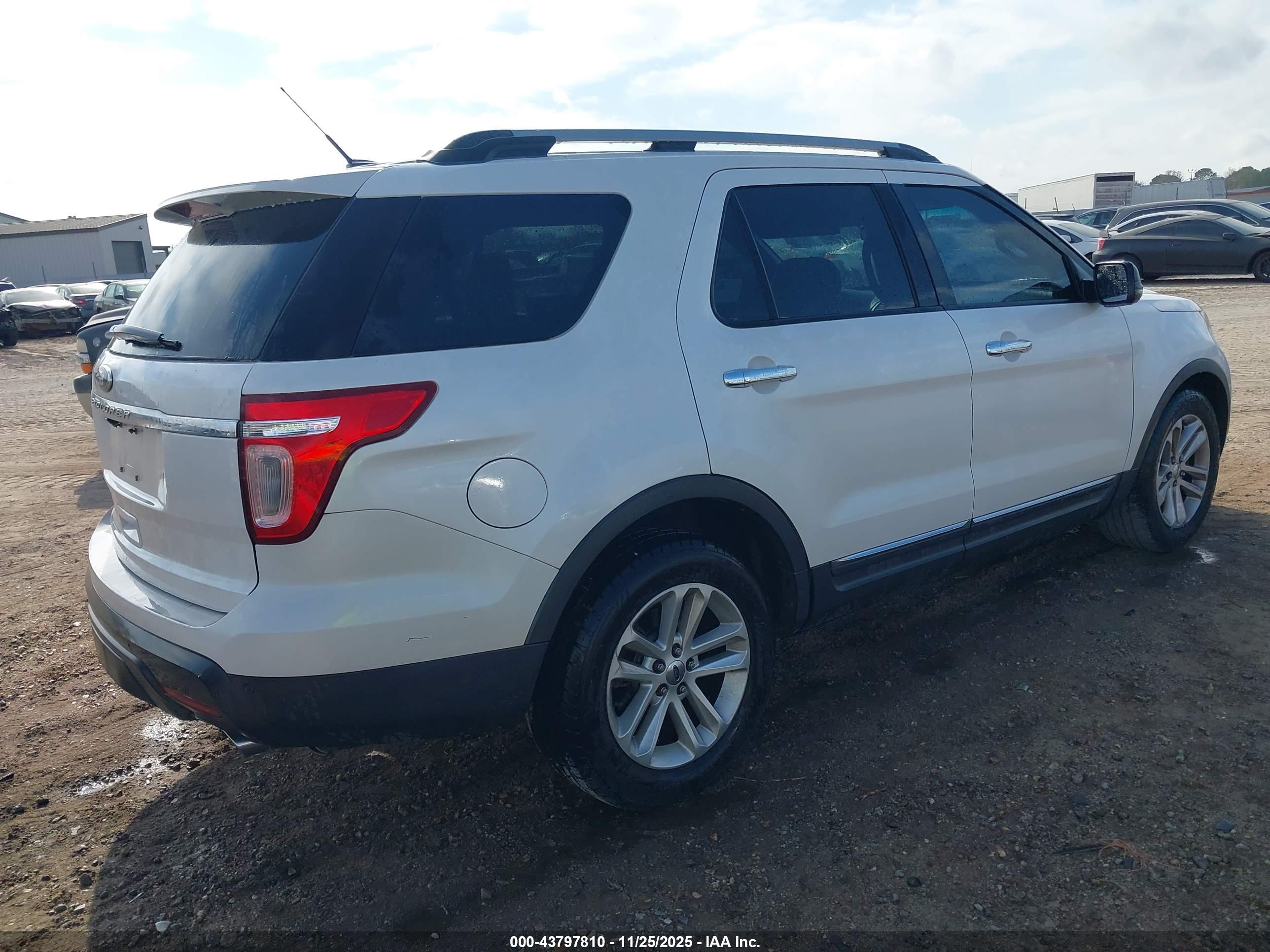 FORD EXPLORER image 4