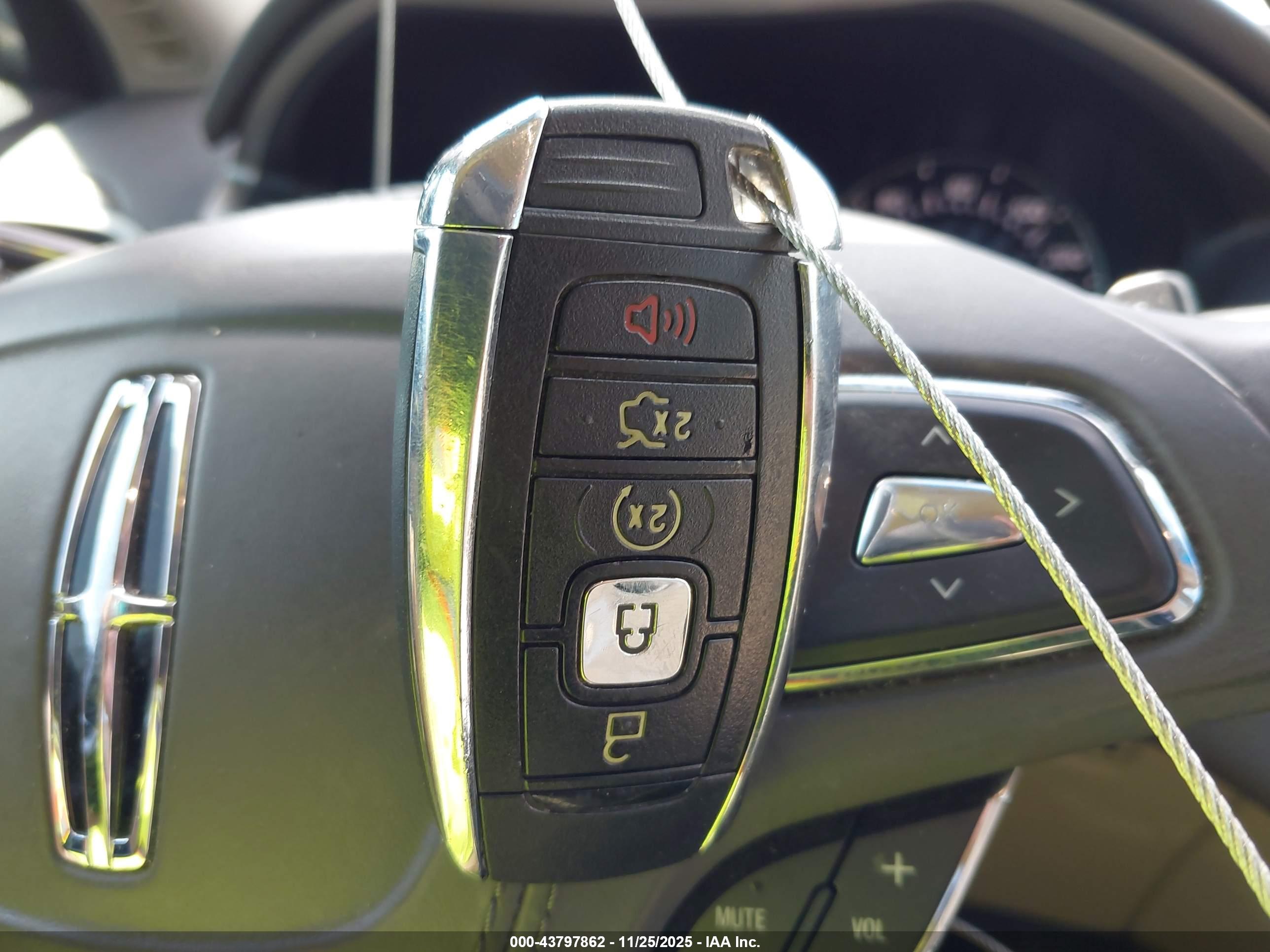 LINCOLN MKZ image 11
