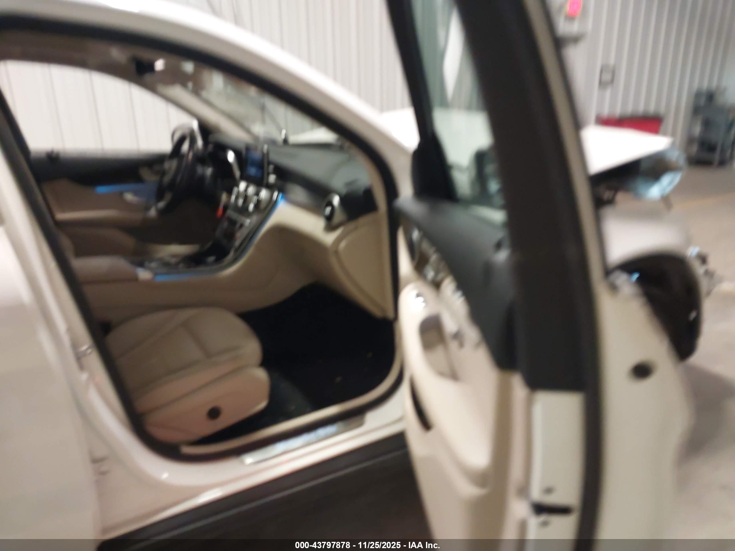 MERCEDES-BENZ GLC image 5