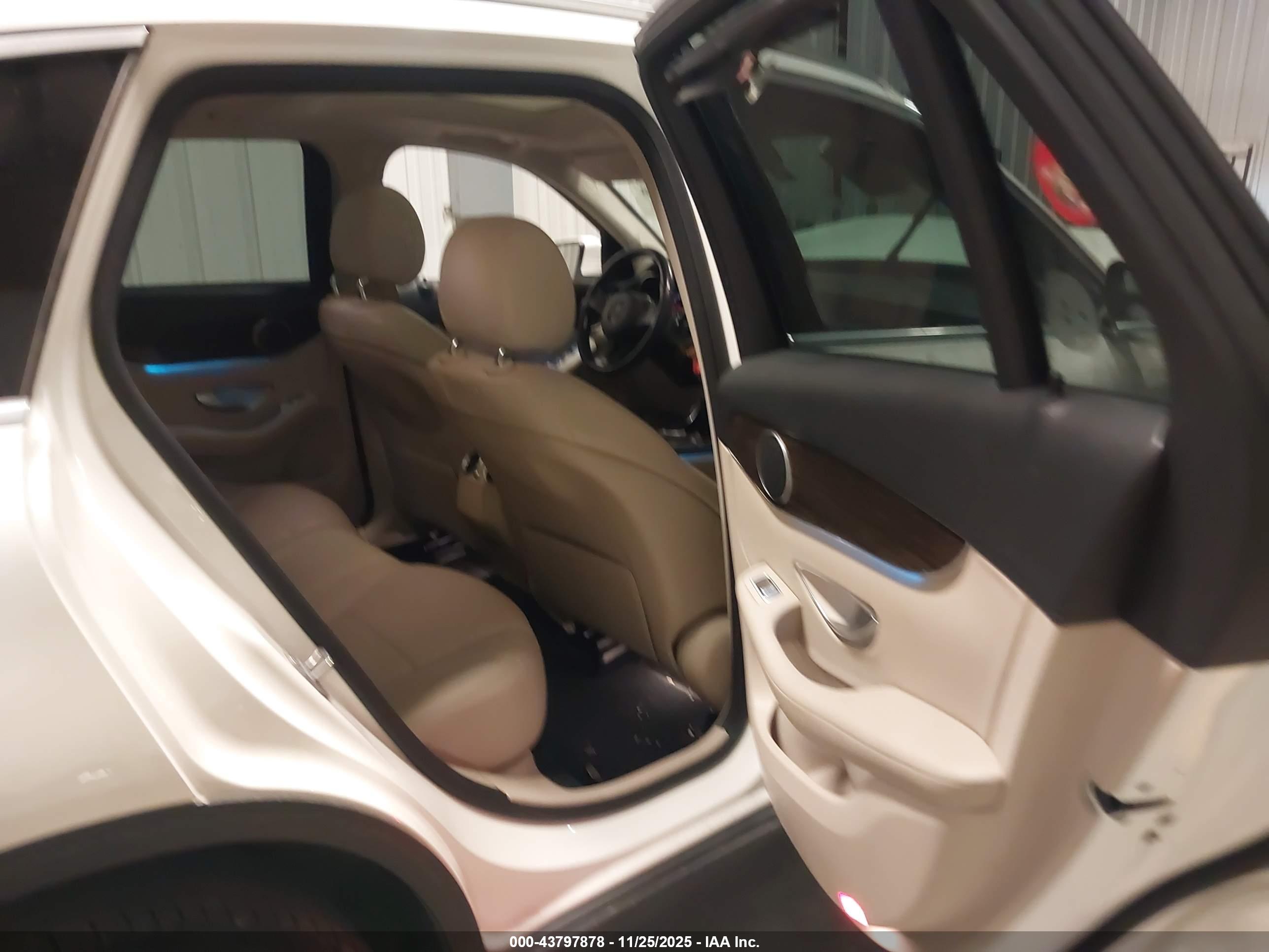 MERCEDES-BENZ GLC image 8