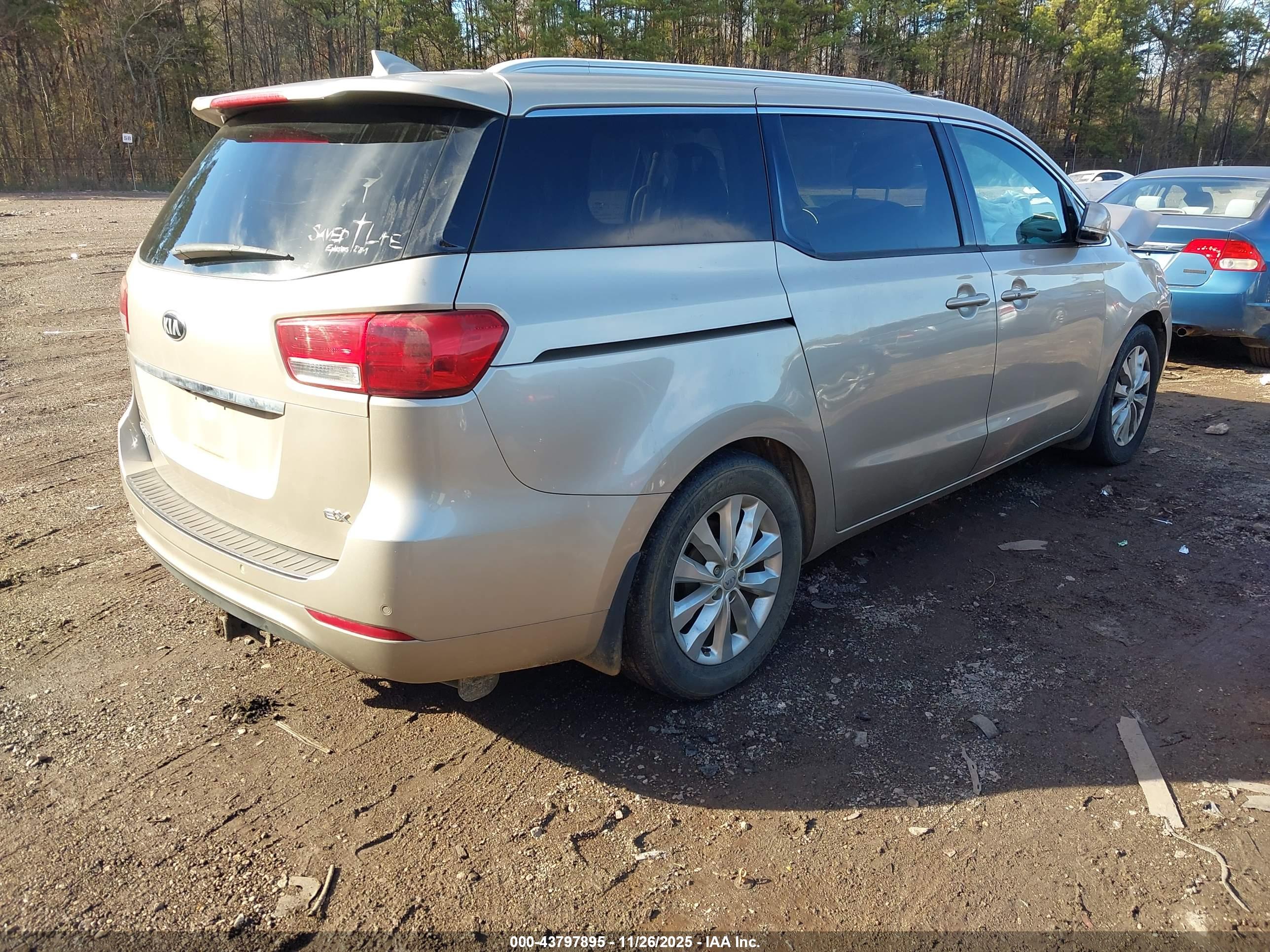 KIA SEDONA image 4