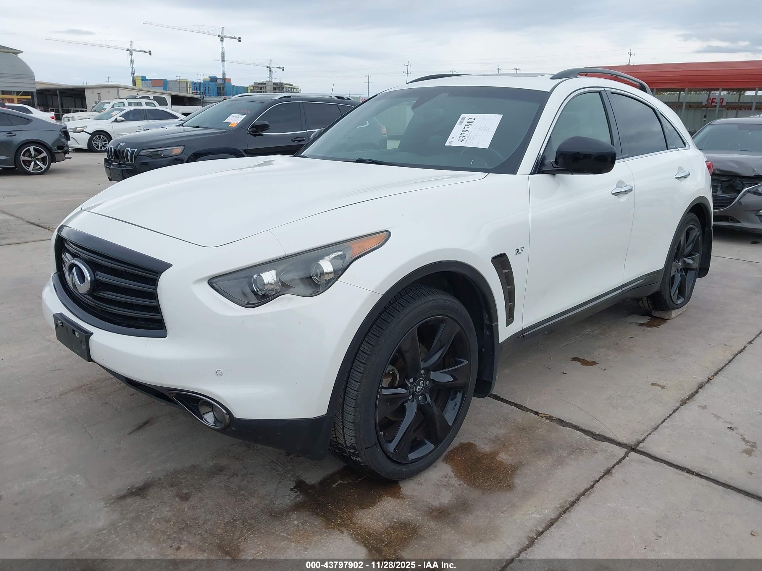 INFINITI QX70 image 2