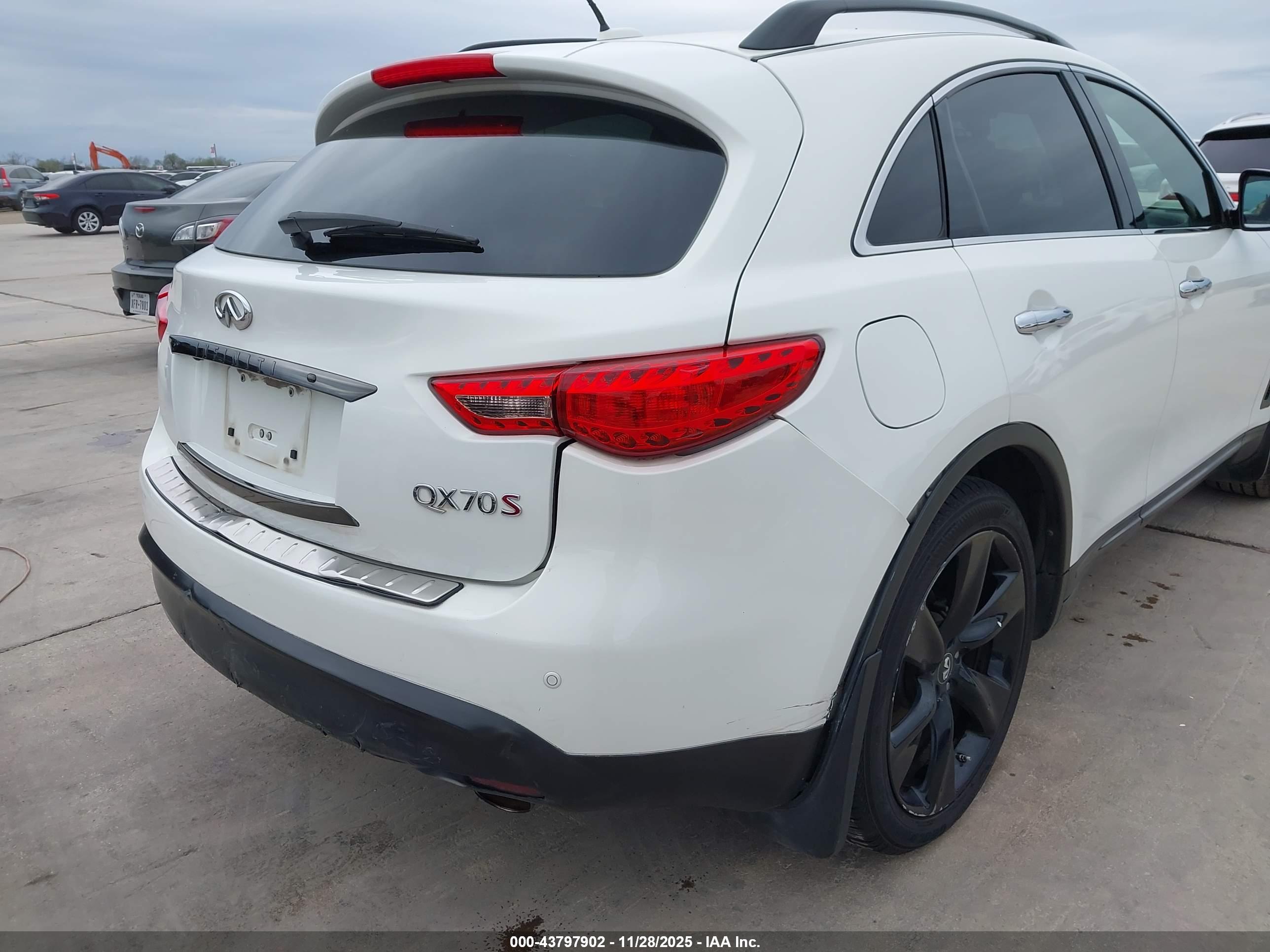 INFINITI QX70 image 6