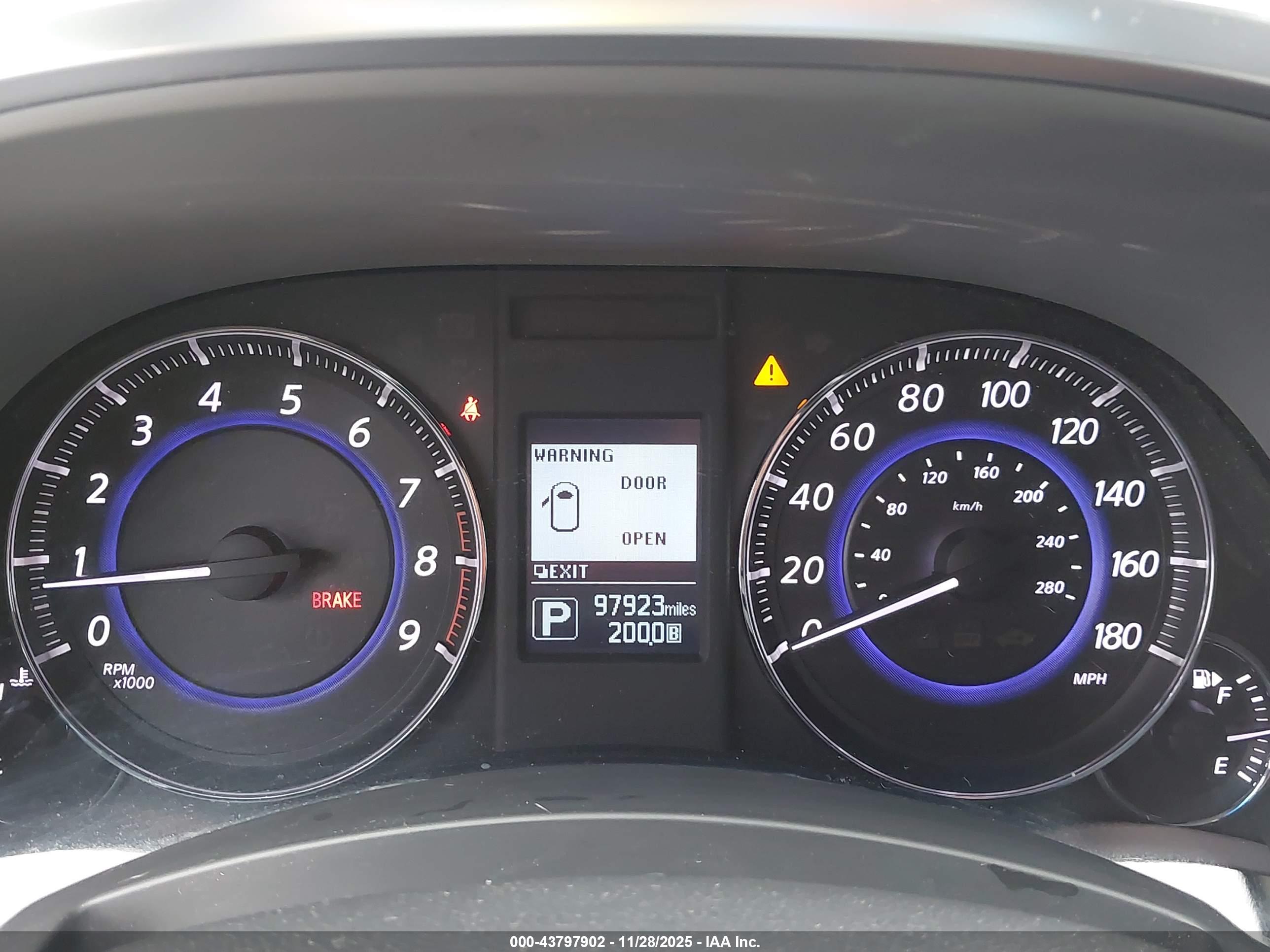 INFINITI QX70 image 7