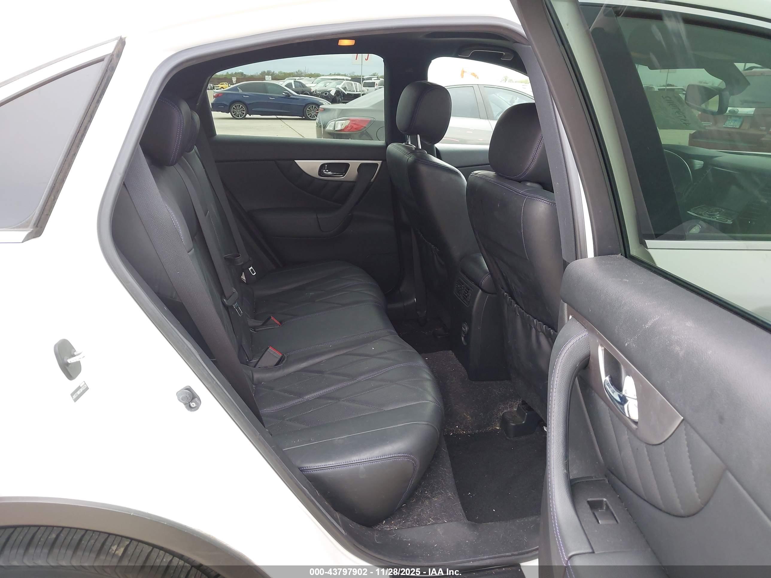 INFINITI QX70 image 8