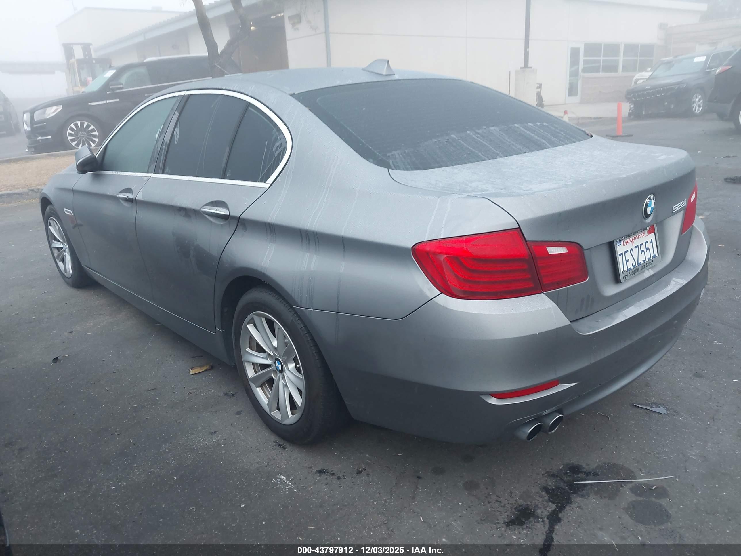BMW 528I image 3