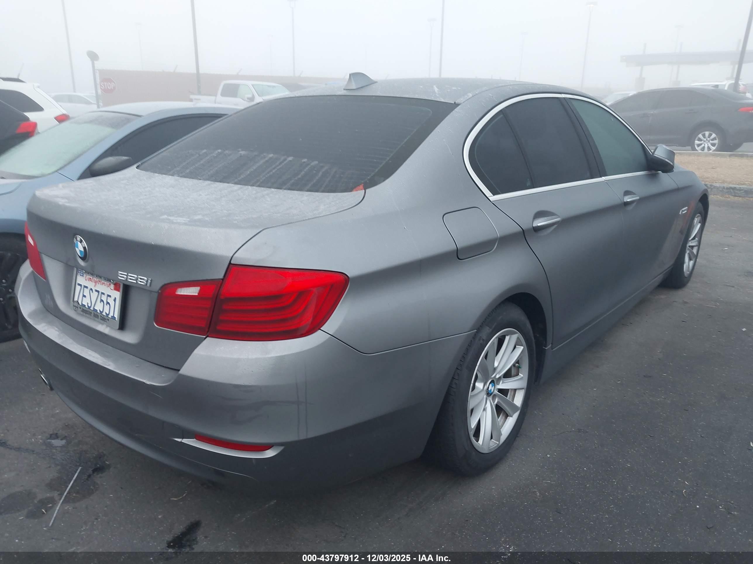 BMW 528I image 4