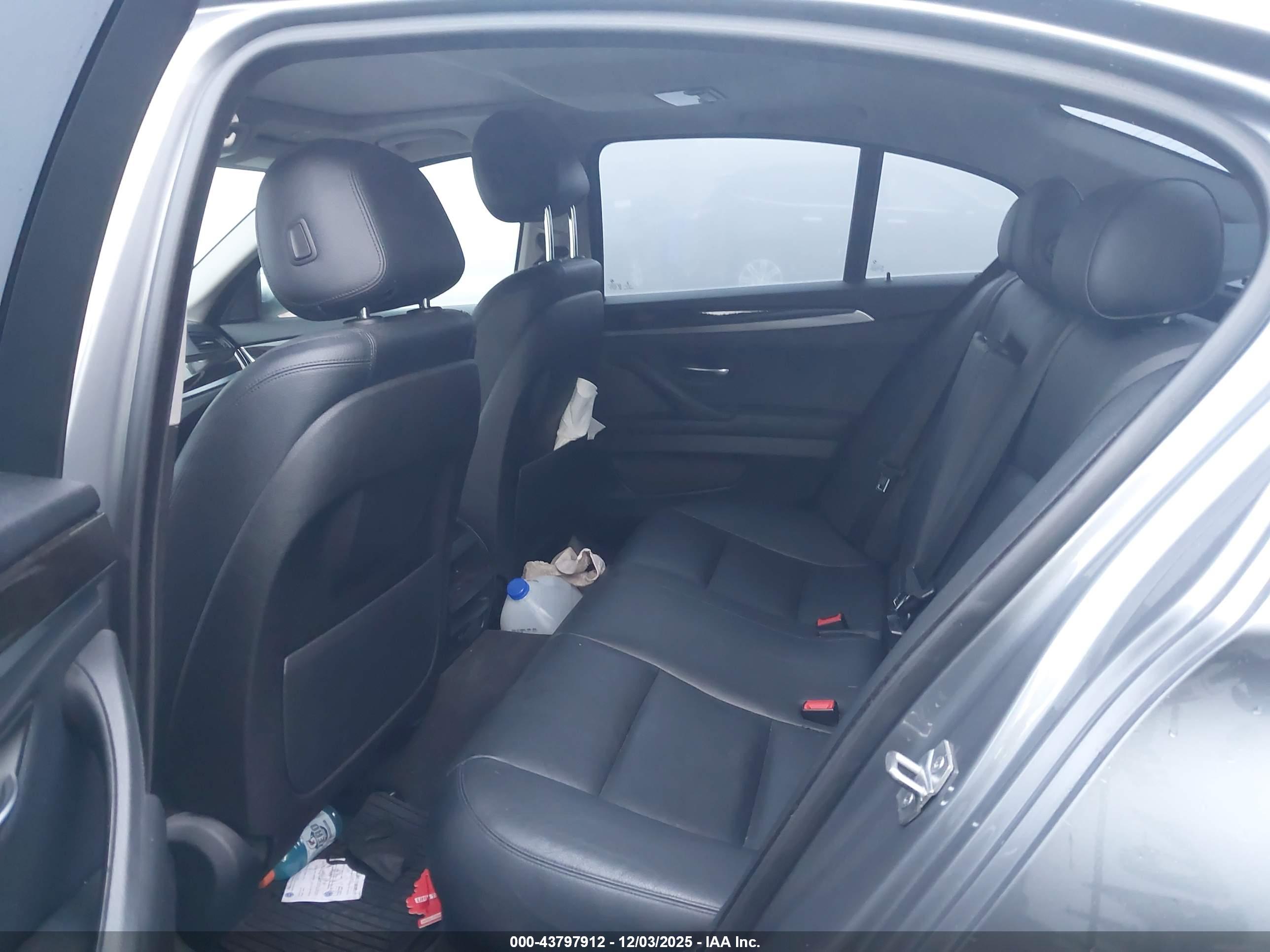 BMW 528I image 8